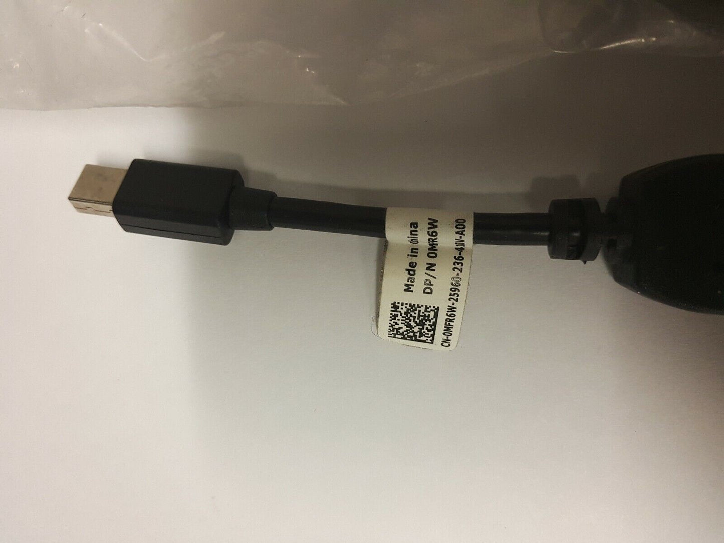 - 1x Male Thunderbolt to Standard DisplayPort Female Adapter MFR6W CA00109-R0