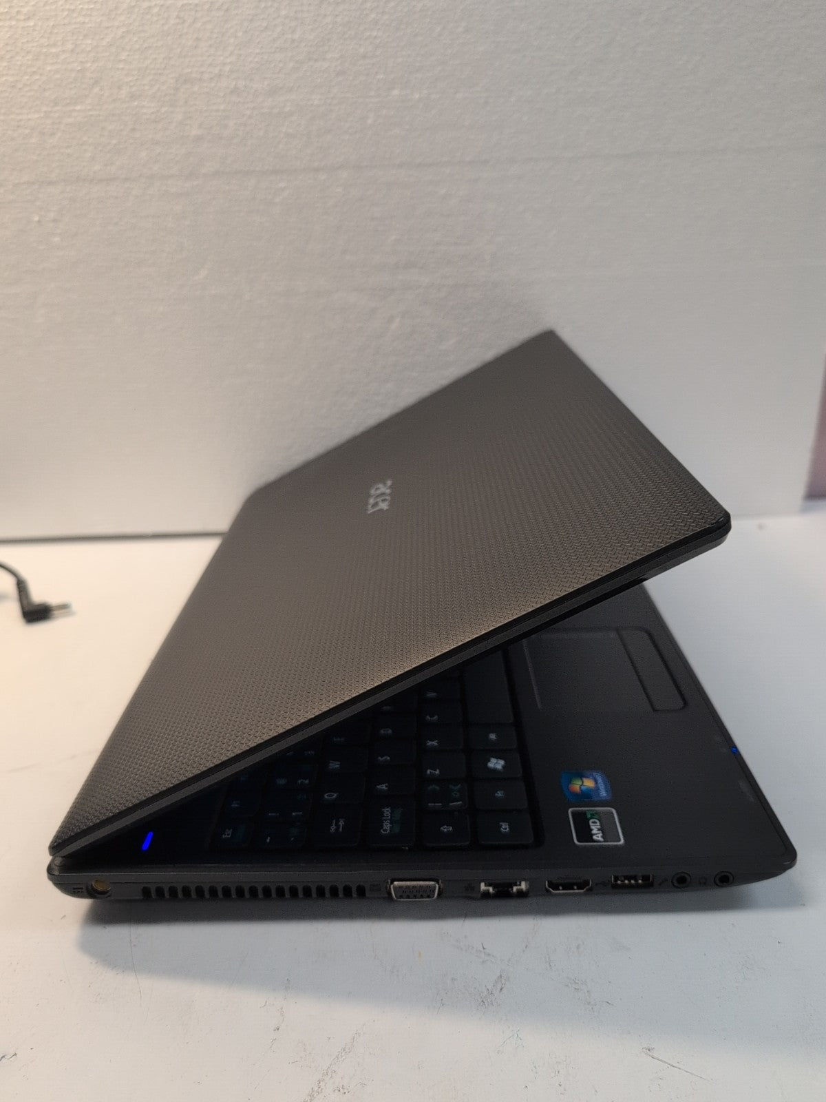(GRADE A) Acer Aspire 5252-V305 15.6" Laptop AMD V140 CPU/4GB/320GB HDD/ WinXP -