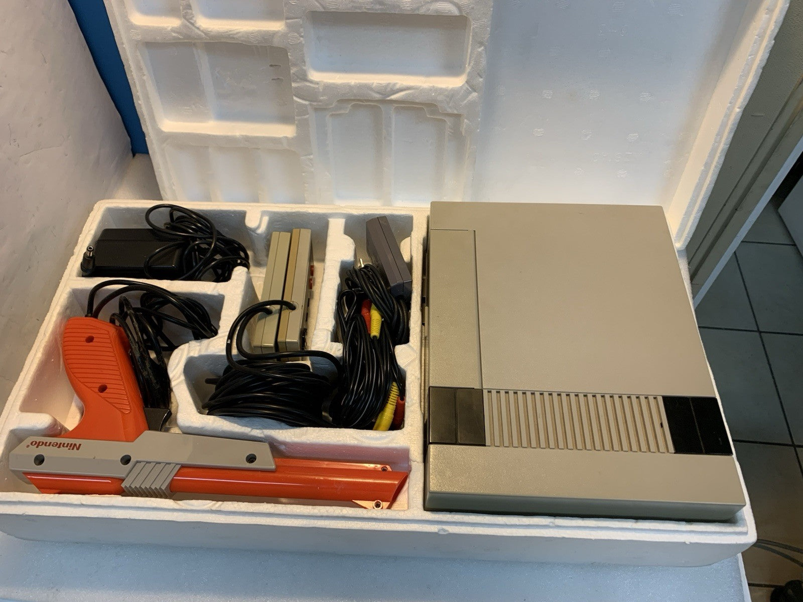 Nice ~ Nintendo NES-001 set Console In Box