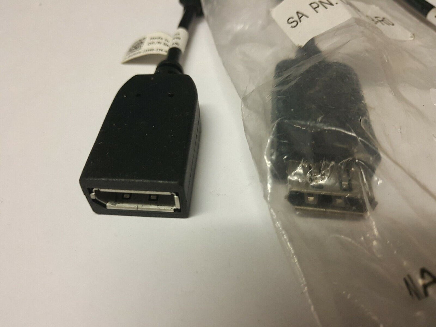 - 1x Male Thunderbolt to Standard DisplayPort Female Adapter MFR6W CA00109-R0