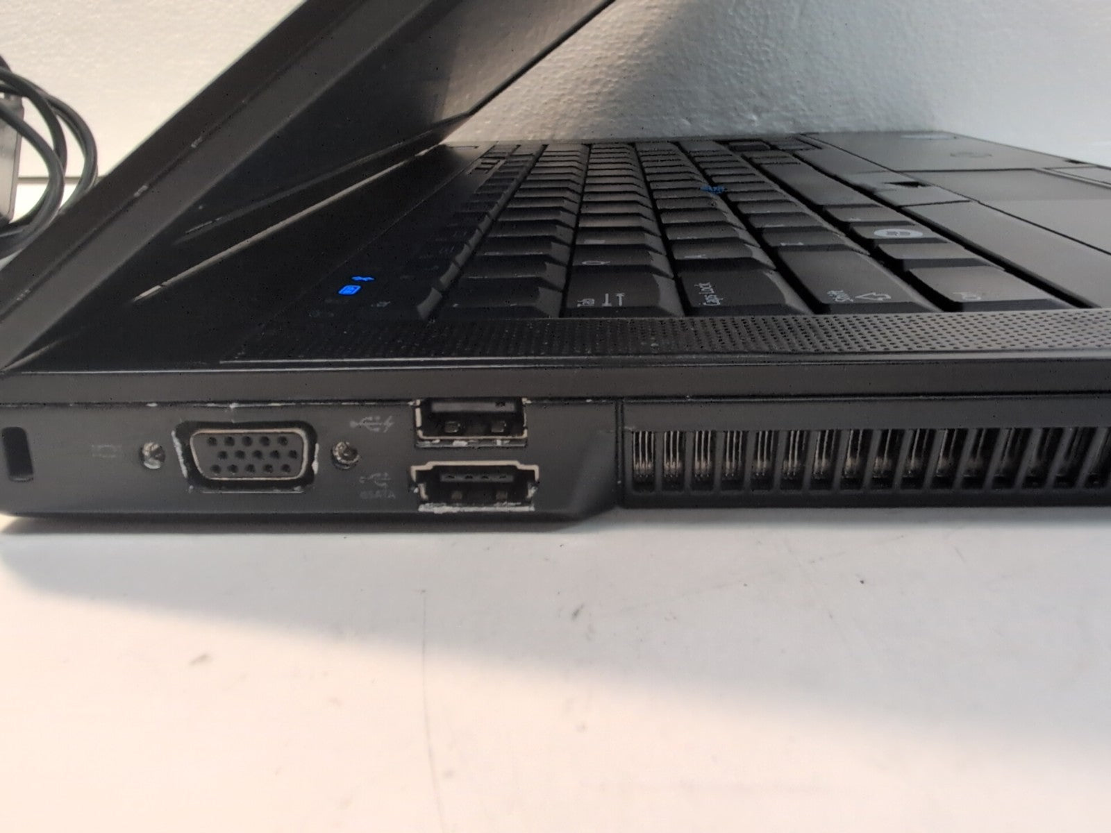  Dell Latitude E6400 14" Laptop C2D P8400/4GB/320GB HDD/WIN XP/Working Battery -