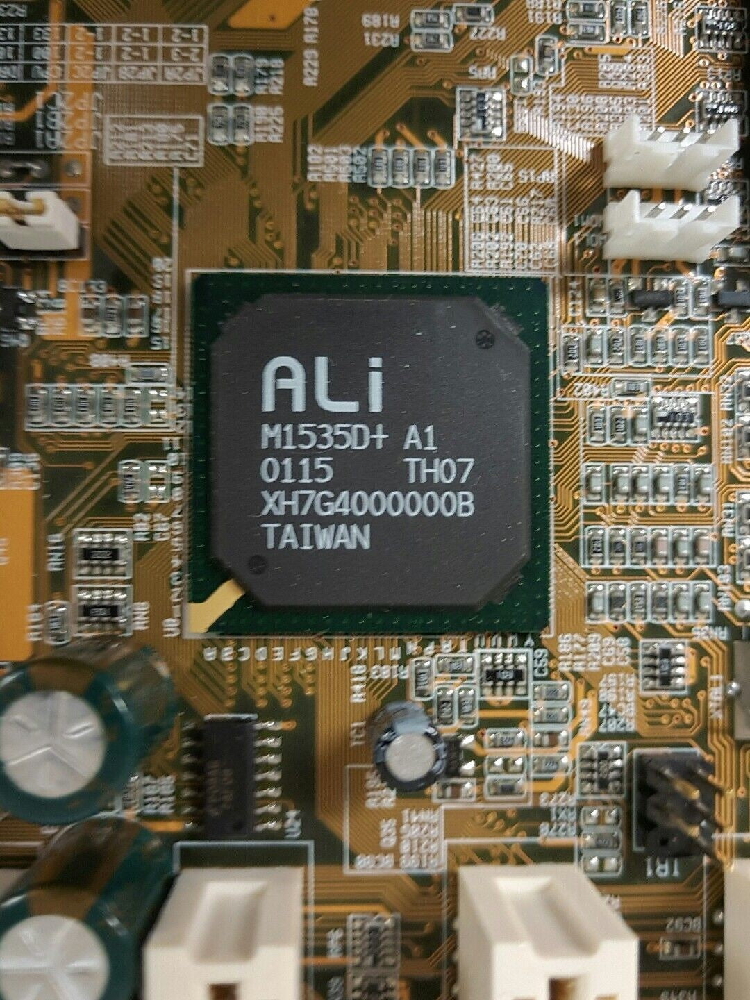 - VINTAGE AMPTRON MOTHERBOARD PSN 26551 ALI M1535D+ WITH AMD CPU