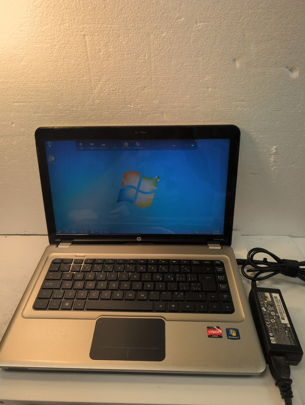 HP Pavilion dv5 Notebook 14" AMD Turion II P540/4GB RAM /500GB HDD/ Win 7 -