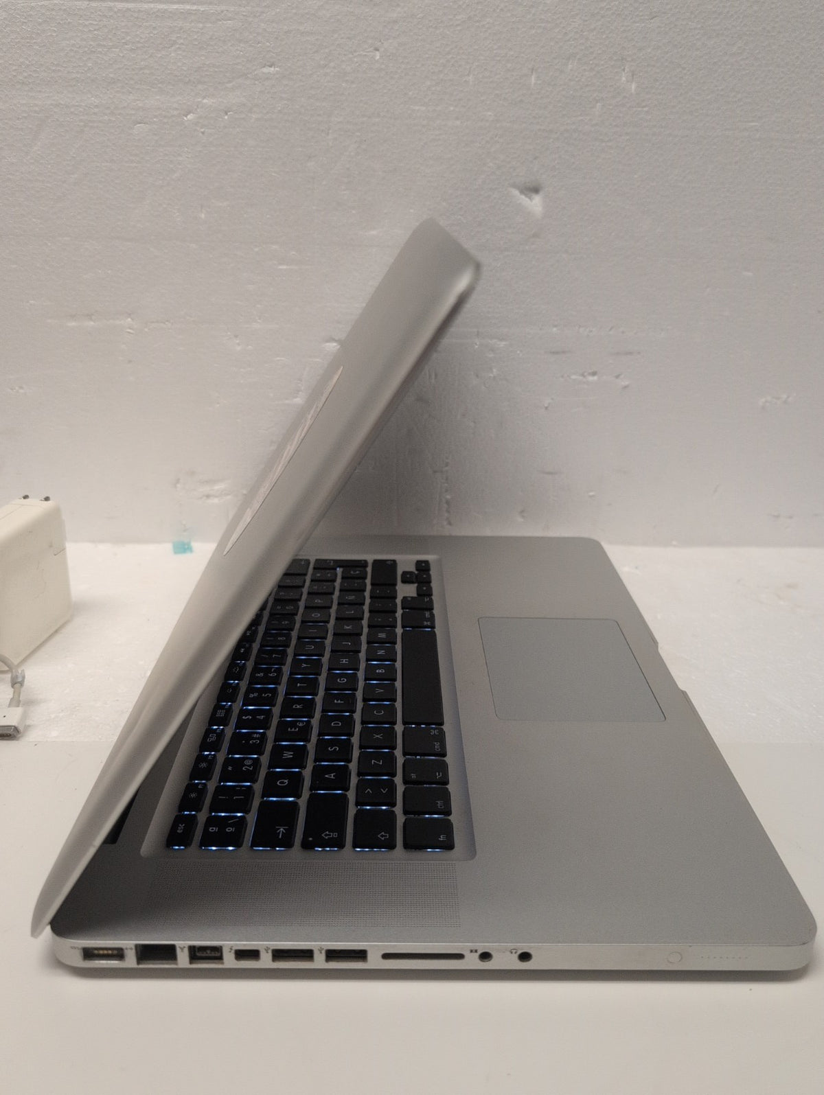 🎸 Apple MacBook Pro 15" A1286 2011  i7- 2.2Ghz /4GB/750GB HDD (Keyboard bad)