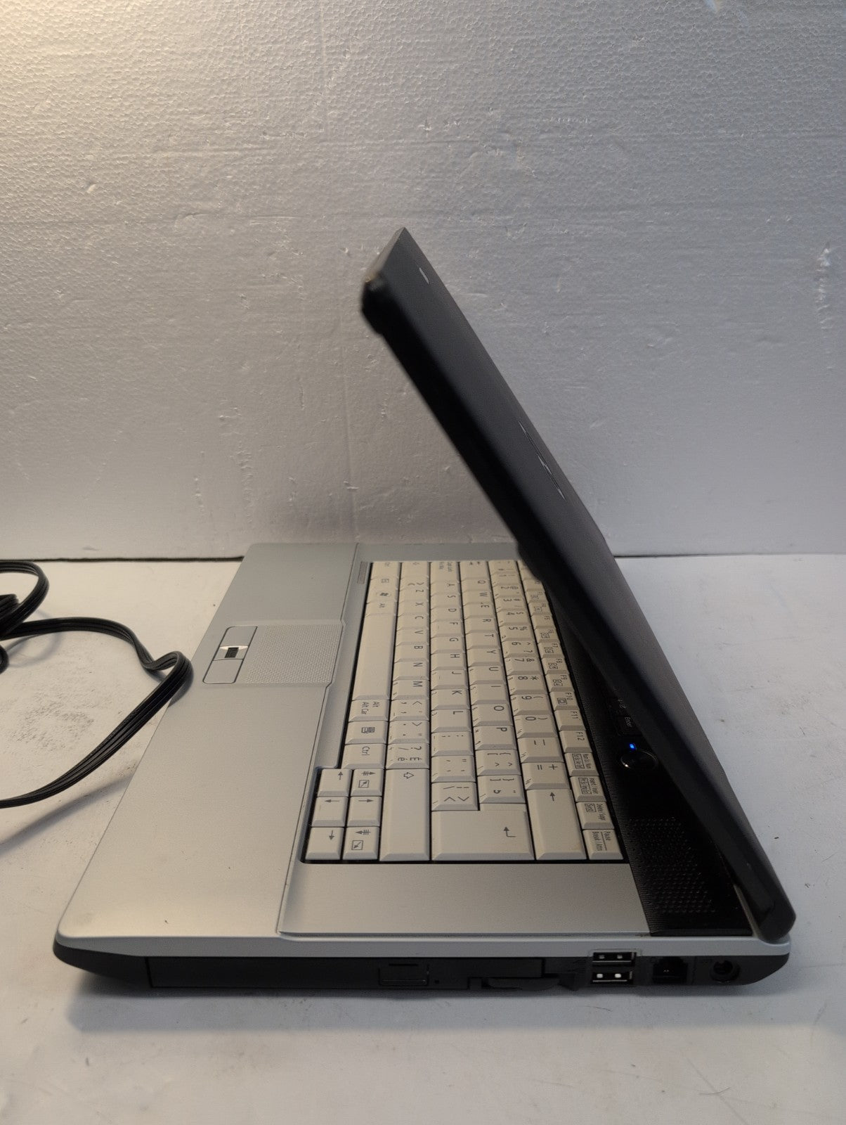🔥 Fujitsu Lifebook E571 15.6" LAPTOP  i5-2520M /4GB /250GB HDD /Win XP (READ) -