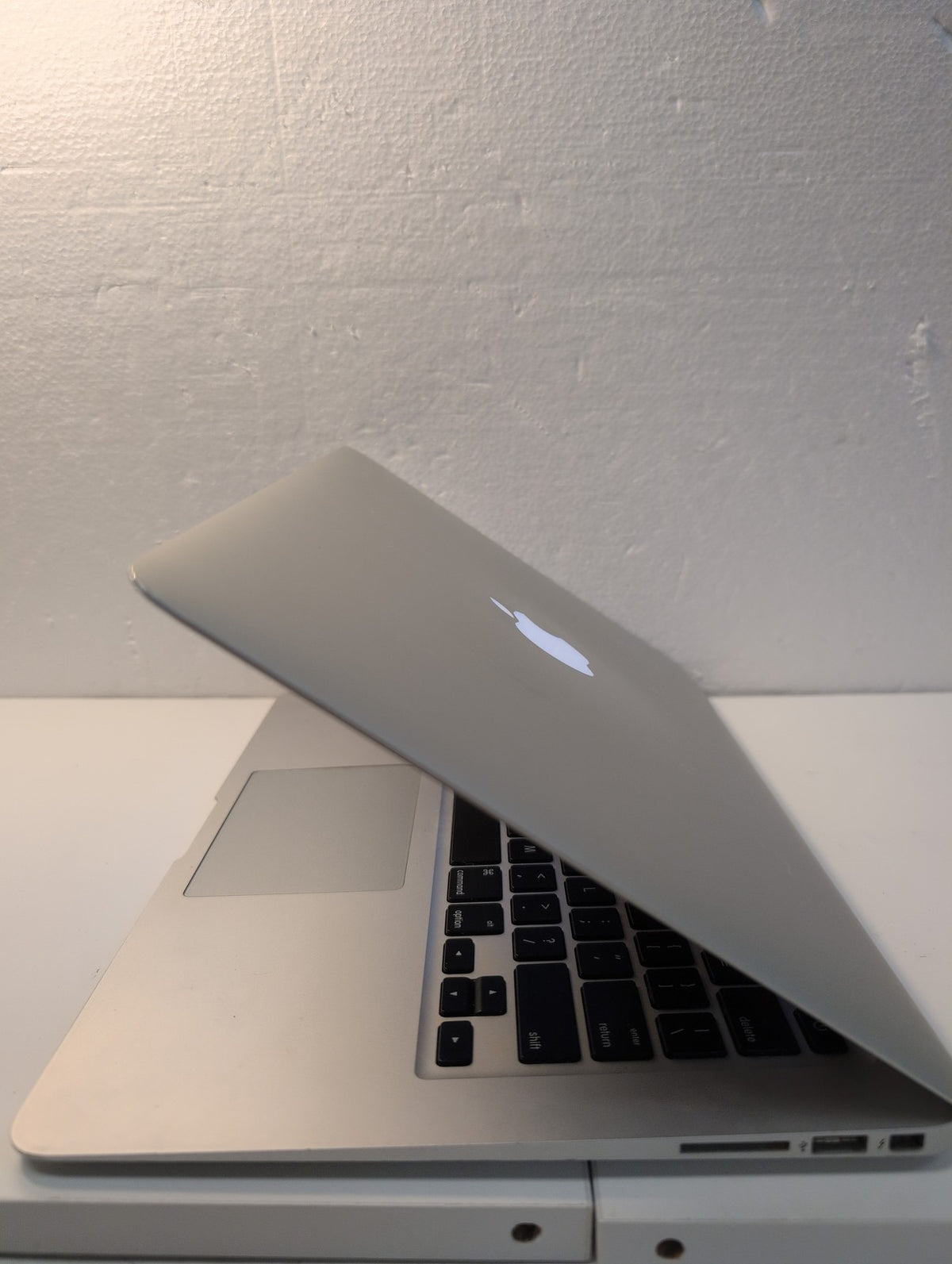 NICE Apple MacBook Air A1466 13" 2017 1.8GHz i5/8GB /128GB SSD (NO AC ADAPTER) -