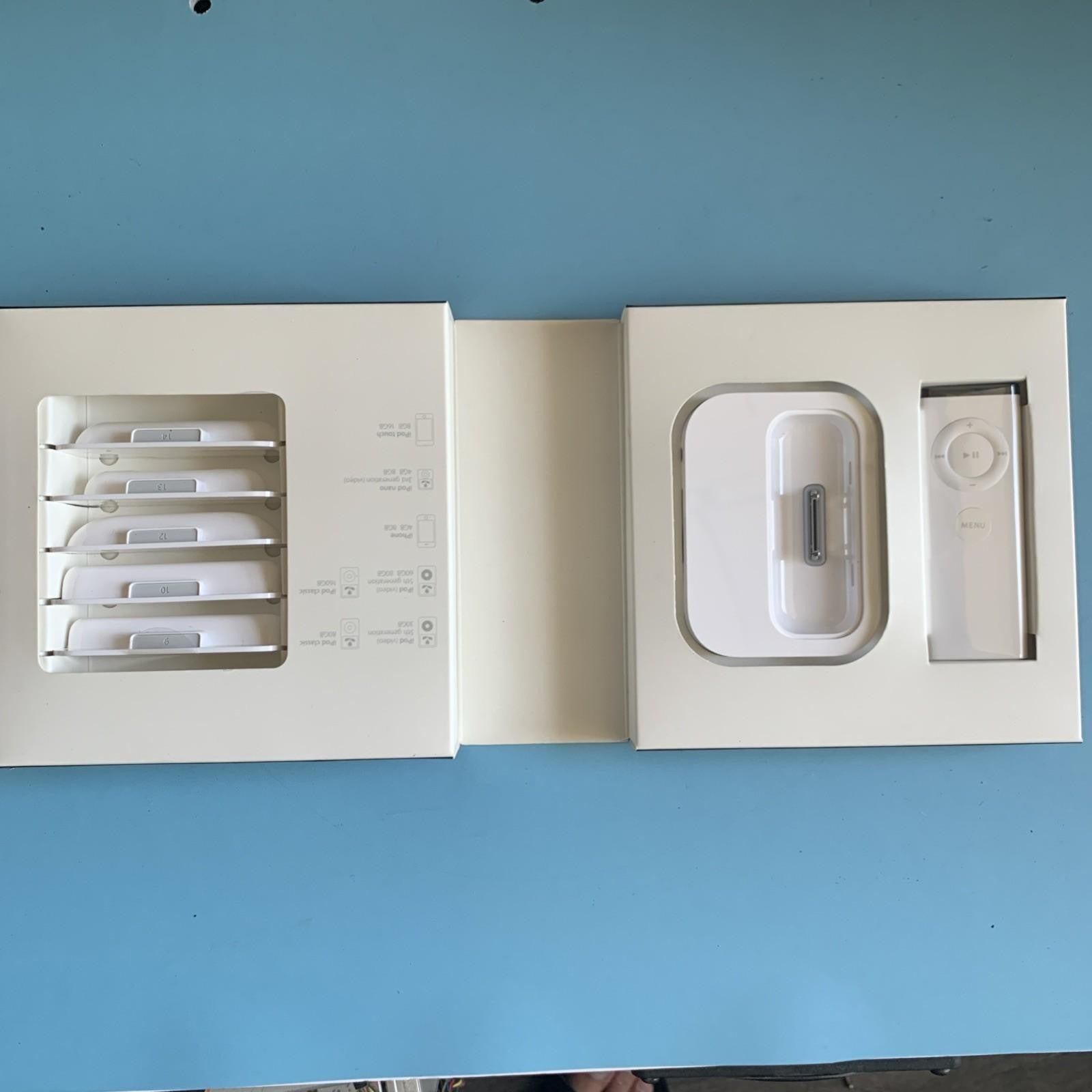 Genuine New old stock Apple iPod universal dock A1256 MB125G/C No cable