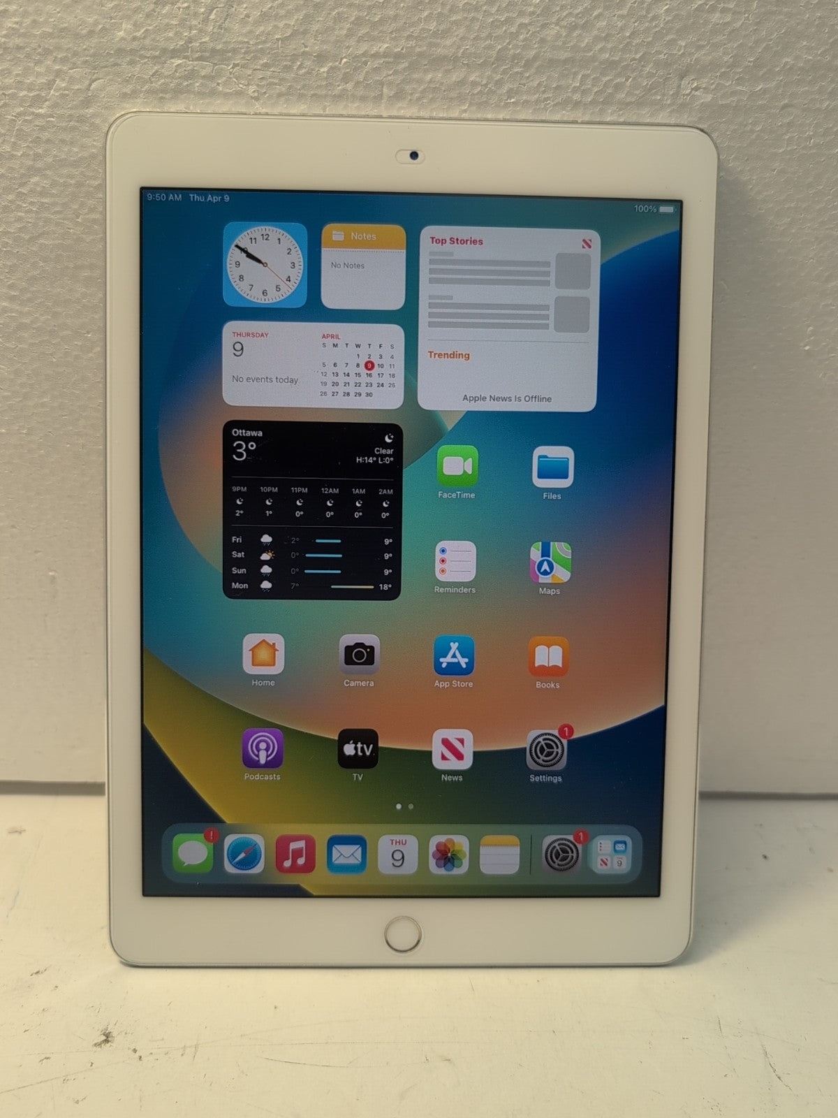 🔥 Apple iPad Pro 9.7-inch A1674 WIFI ONLY 32GB White OS 16.7 (READ)  -