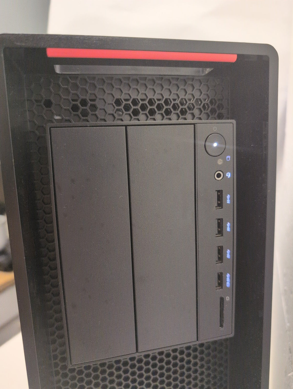 Lenovo ThinkStation P520 Tower Workstation Xeon W-2135/ 32GB/ 1TB HDD/ WIN 11 -