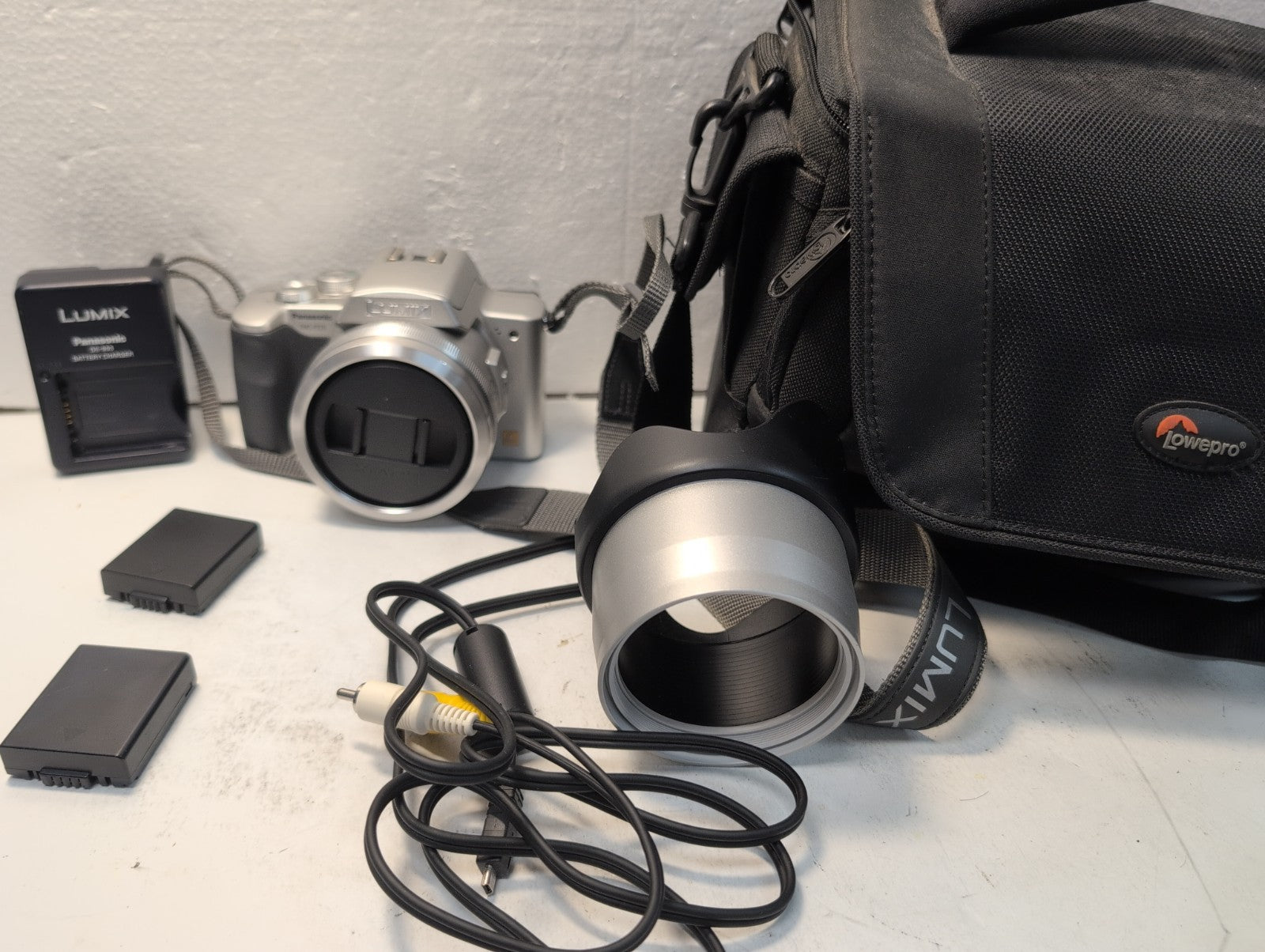 🔥 NICE Panasonic LUMIX DMC-FZ20 Digital Camera w/ Charger/2x Battery/SD Card -