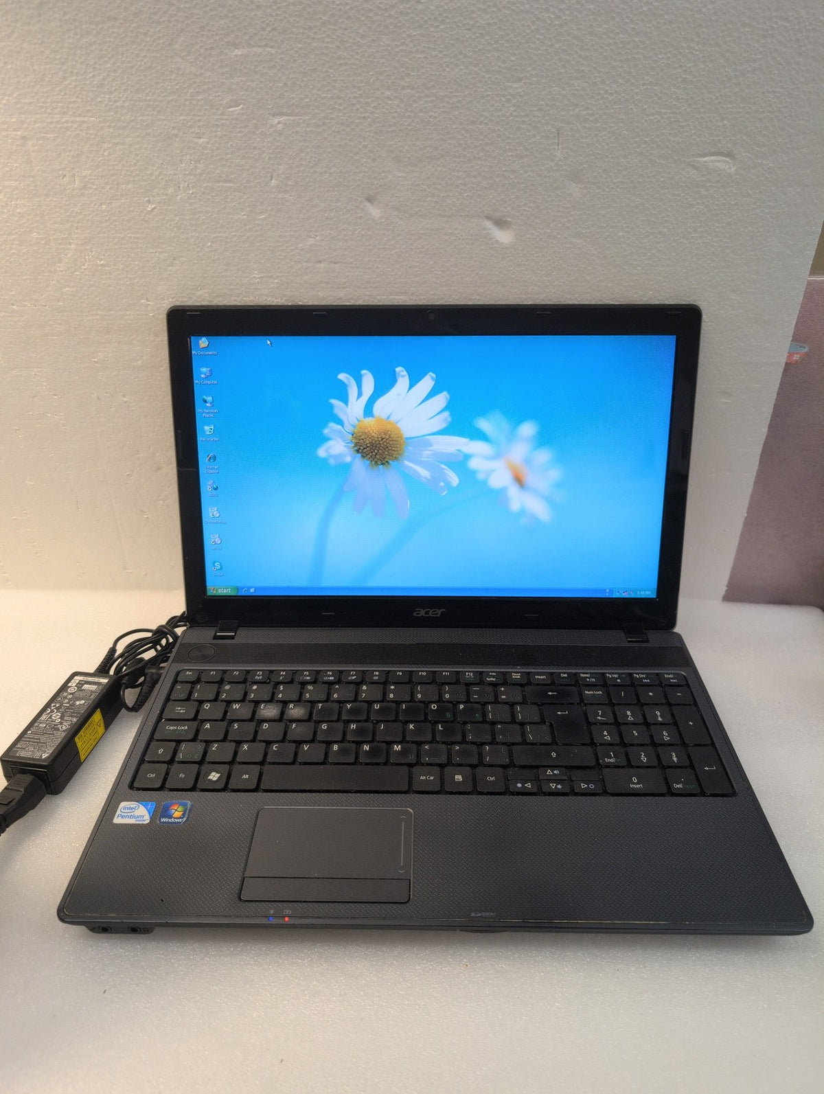 🎸 Acer Aspire 5749 15.6" Laptop Pentuim B950 CPU/3GB  /500GB HDD/WIN XP (READ)