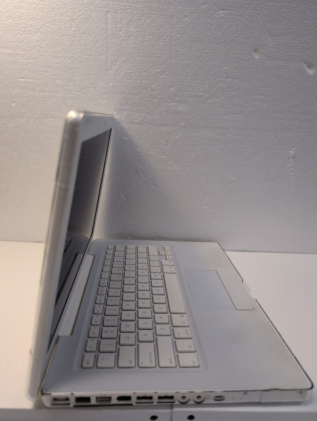 🎸 Apple MacBook 13" 2007 A1181 2.16GHz C2D/4GB/120GB HDD/NO OS  (NO AC)