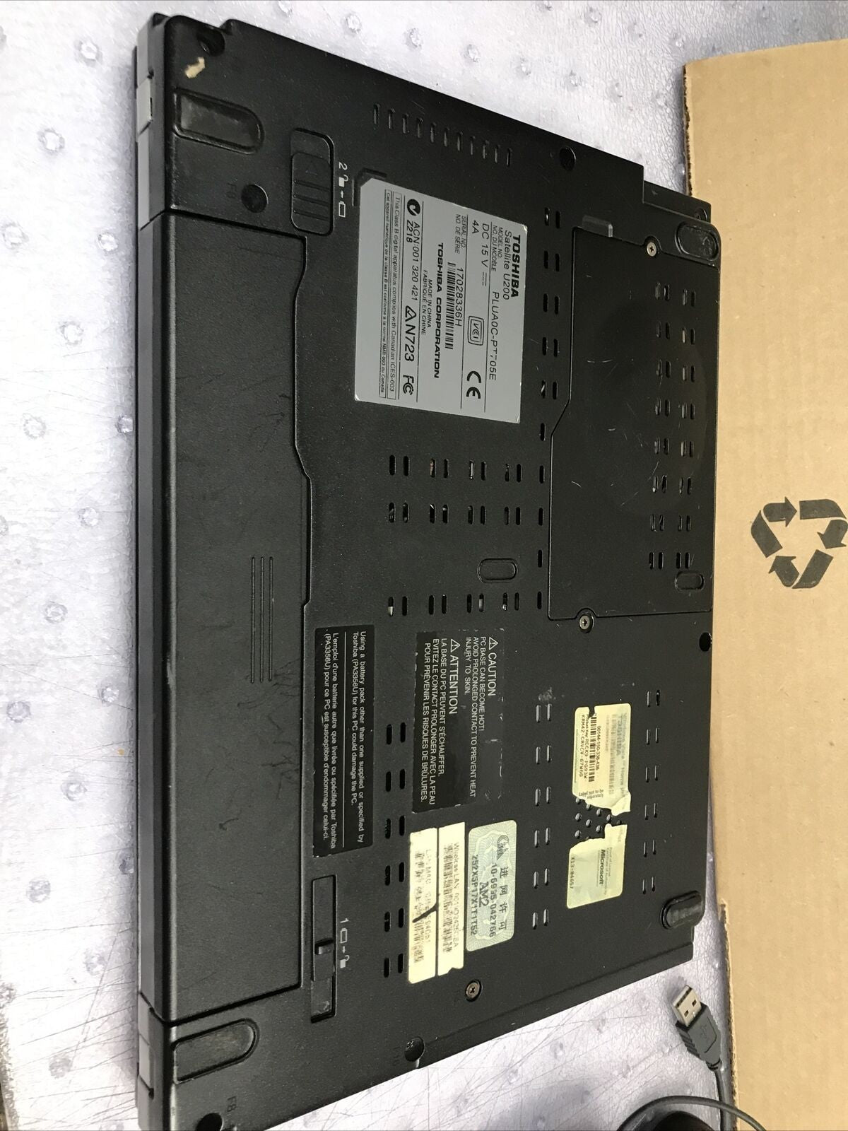 TOSHIBA SATELLITE U200 12” LAPTOP INTEL CPU-T2250 1GB 0GB (NO OS)