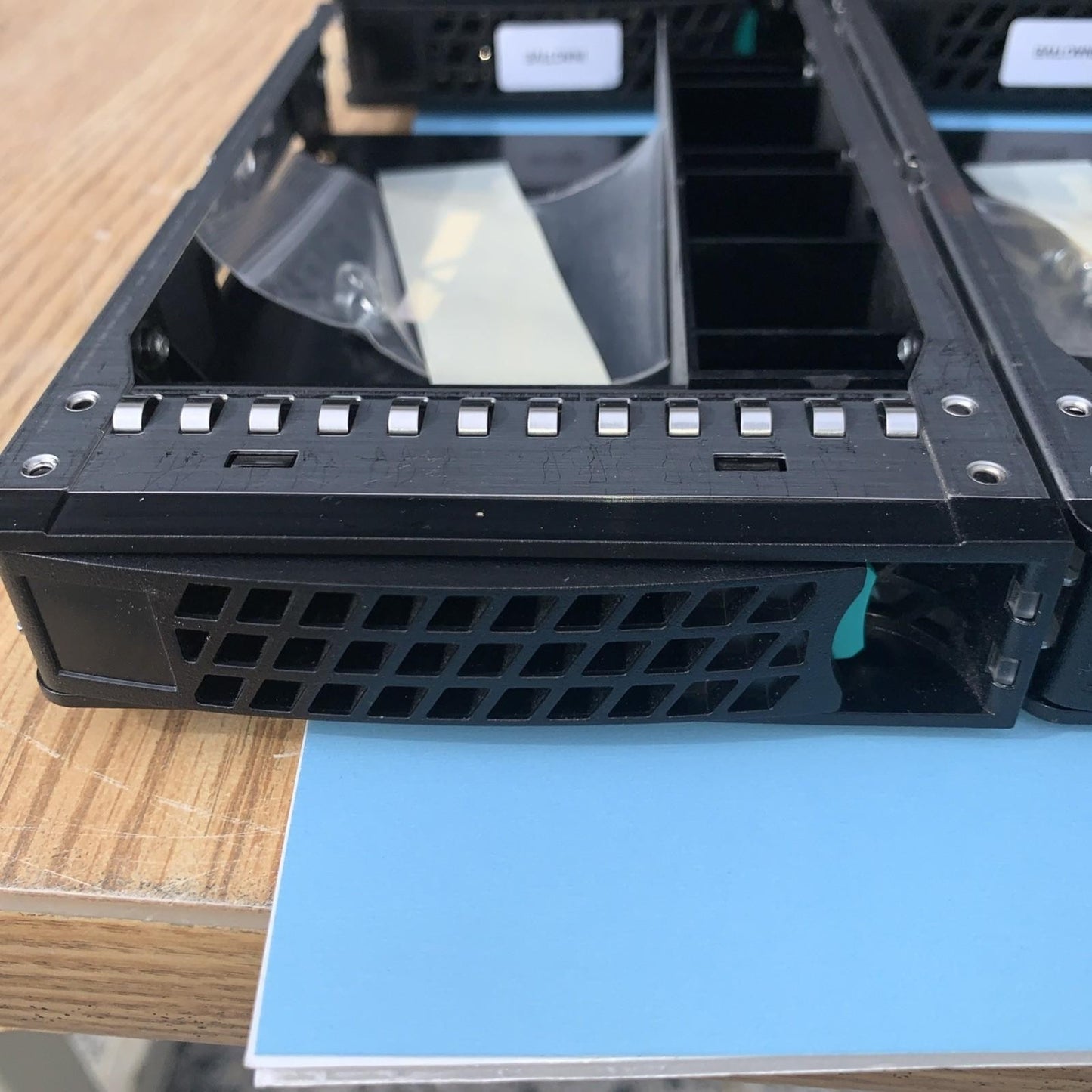(Lot of 2) Intel SAS HDD 3.5 to 2.5 caddy With Screws P/N: 1B31HY800-600-G