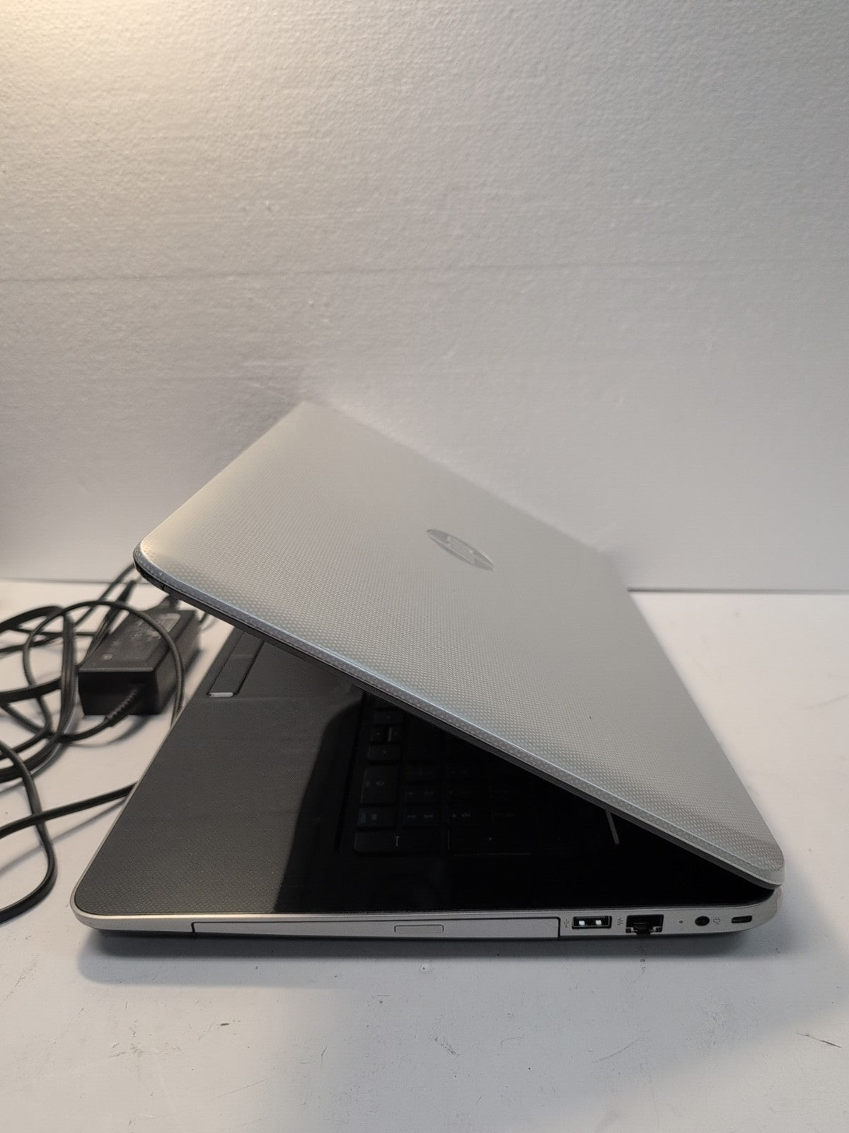 Hp PAVILION 17 17" Laptop AMD A6-5200 APU/ 16GB Ram/240GB SSD/ Win 10 -