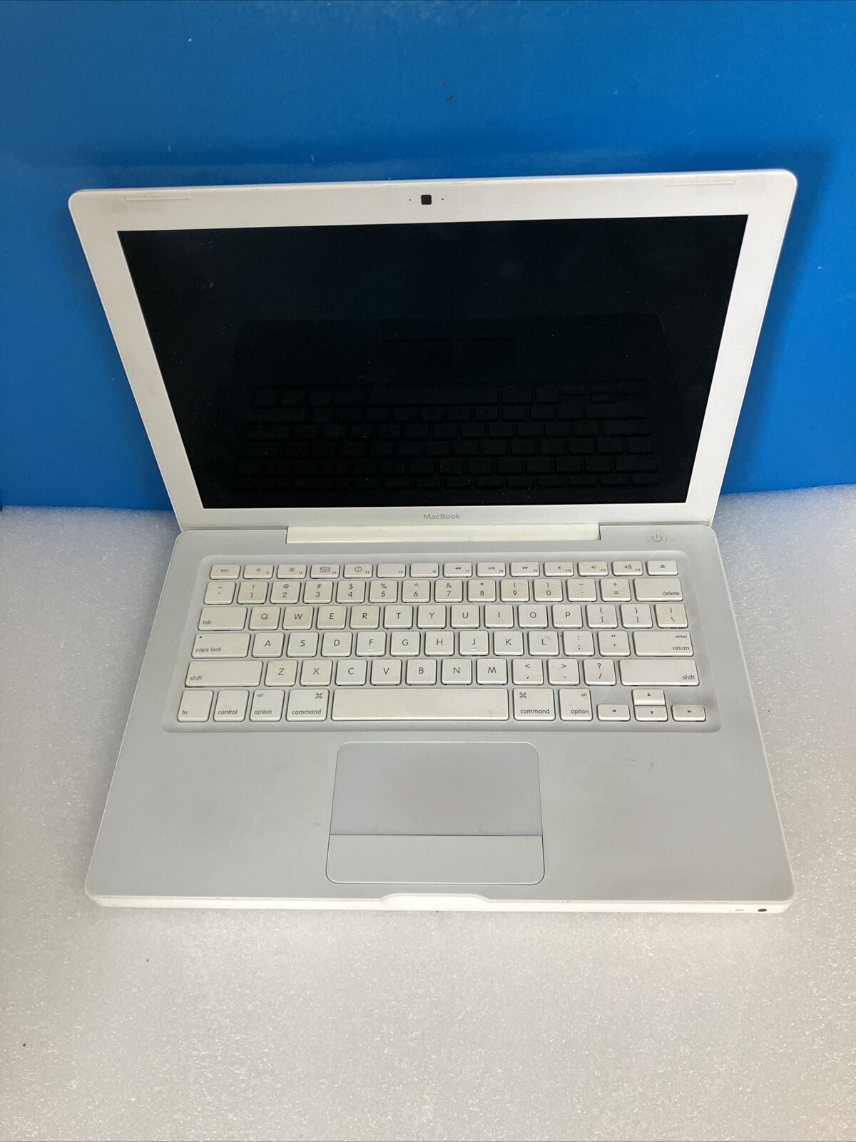 ~ Apple MacBook 13" Laptop 2008 A1181 Intel C2D CPU / 2GB / 160GB HDD (Read) ~