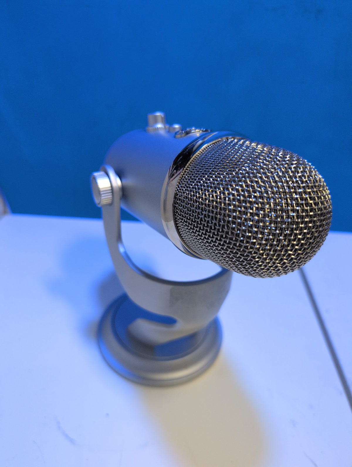 🎸 Blue Yeti USB Condenser Microphone Silver w/ Stand Podcast Mic  (READ)