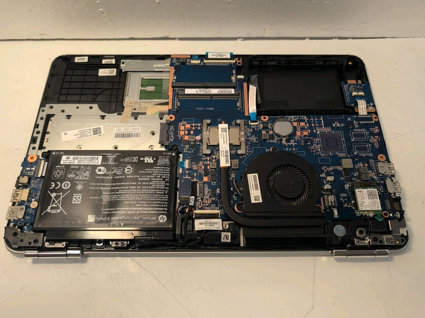 🔥(AS IS, READ) HP Pavilion 15-au043ca i7 Laptop 15.6"/ i7-6500U/NO RAM/NO SSD -
