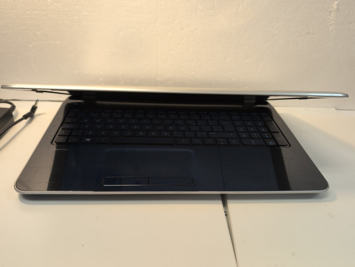 🔥 HP Pavilion 15" 15-n048ca Laptop AMD A8-5545M APU/3GB/750GB HDD/WINXP (READ)-
