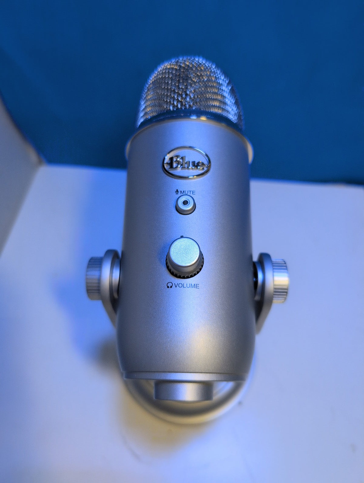 🎸 Blue Yeti USB Condenser Microphone Silver w/ Stand Podcast Mic  (READ)