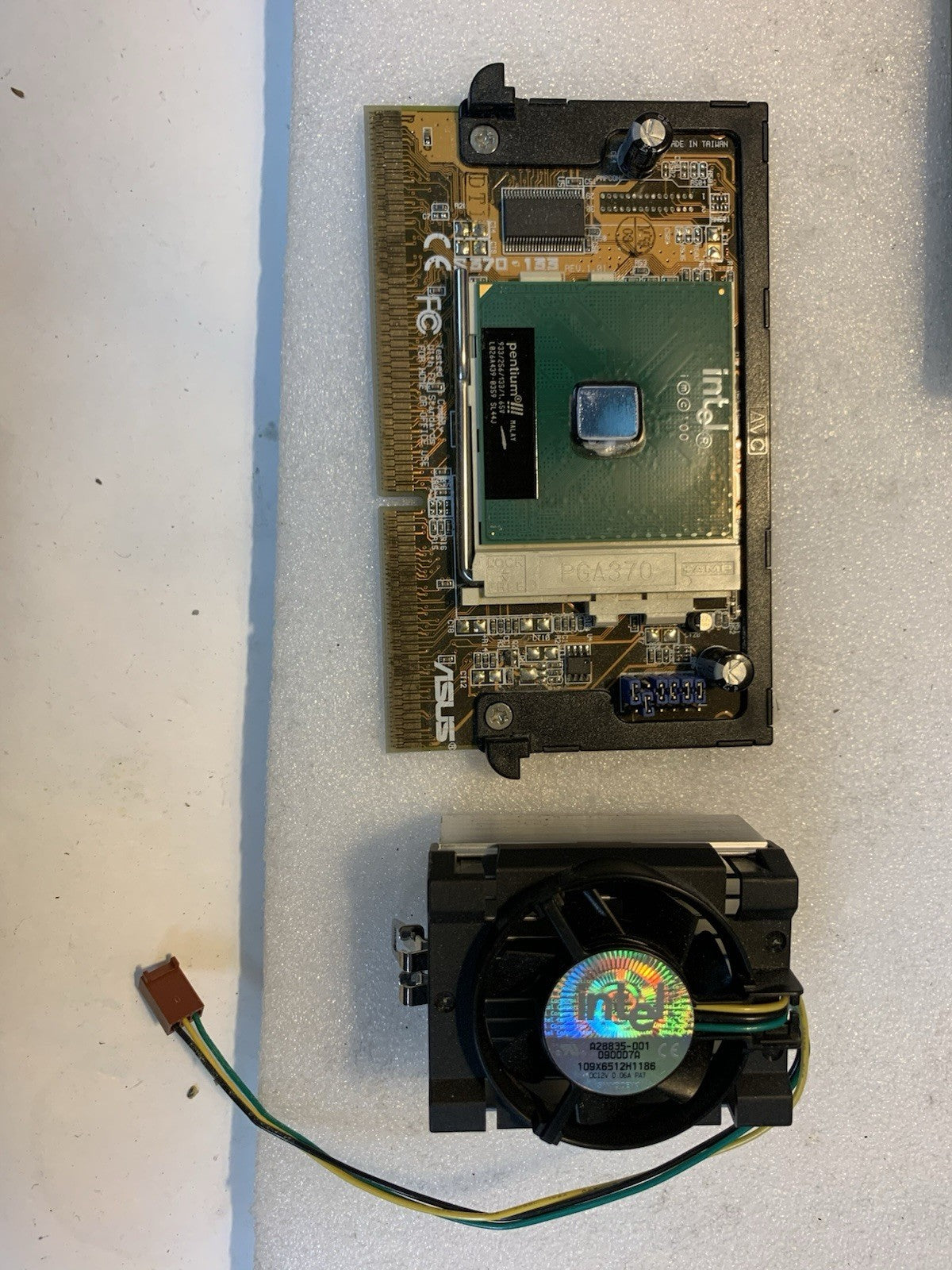 Intel Pentium III 933MHz Slot 1 CPU SECC Coppermine w/ Fan SL4AJ