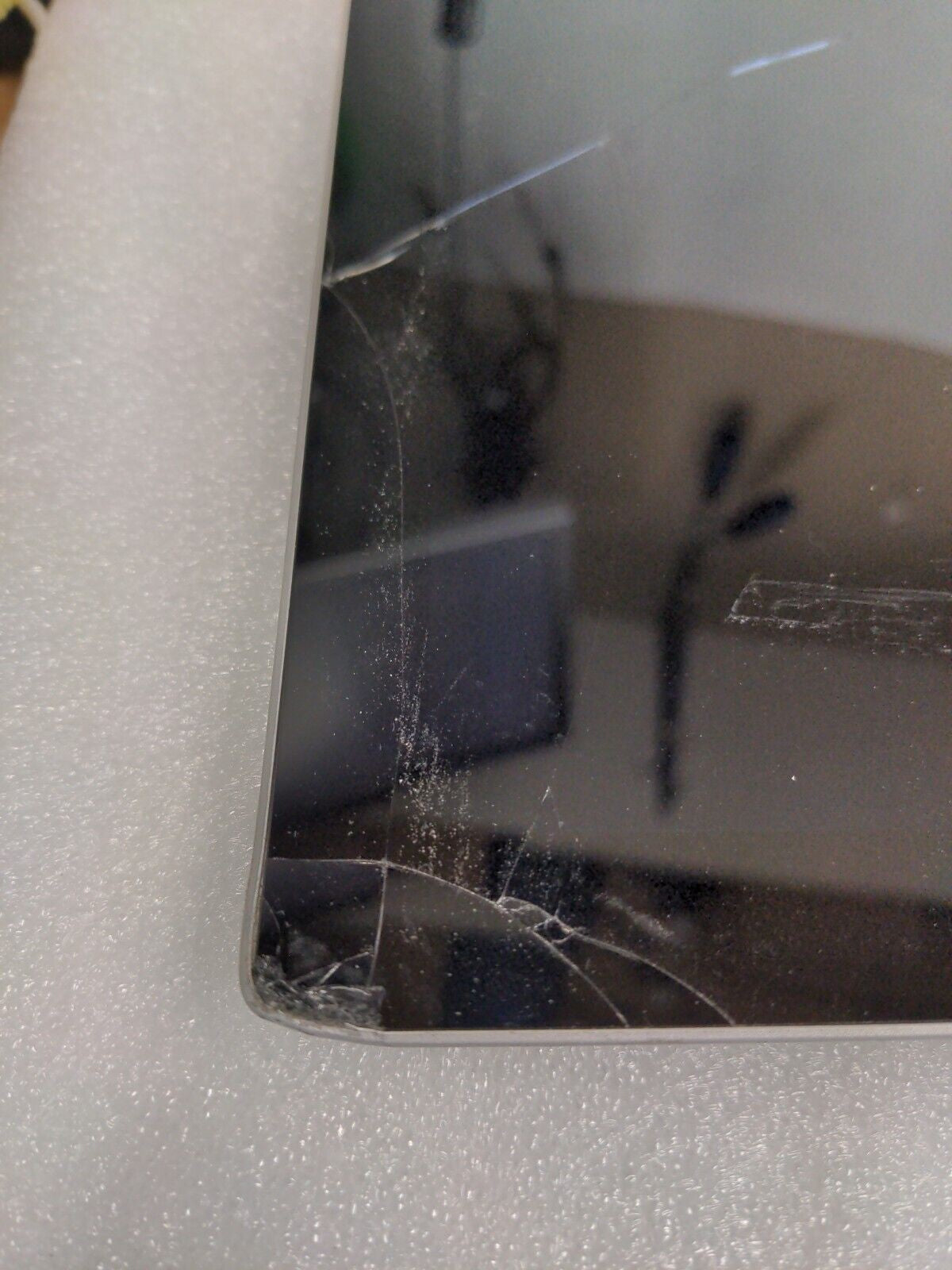 - (AS IS) Surface Pro 3 1631 i5-4300U /4GB/128GB SSD win8(LCD Cracked/NO Touch)