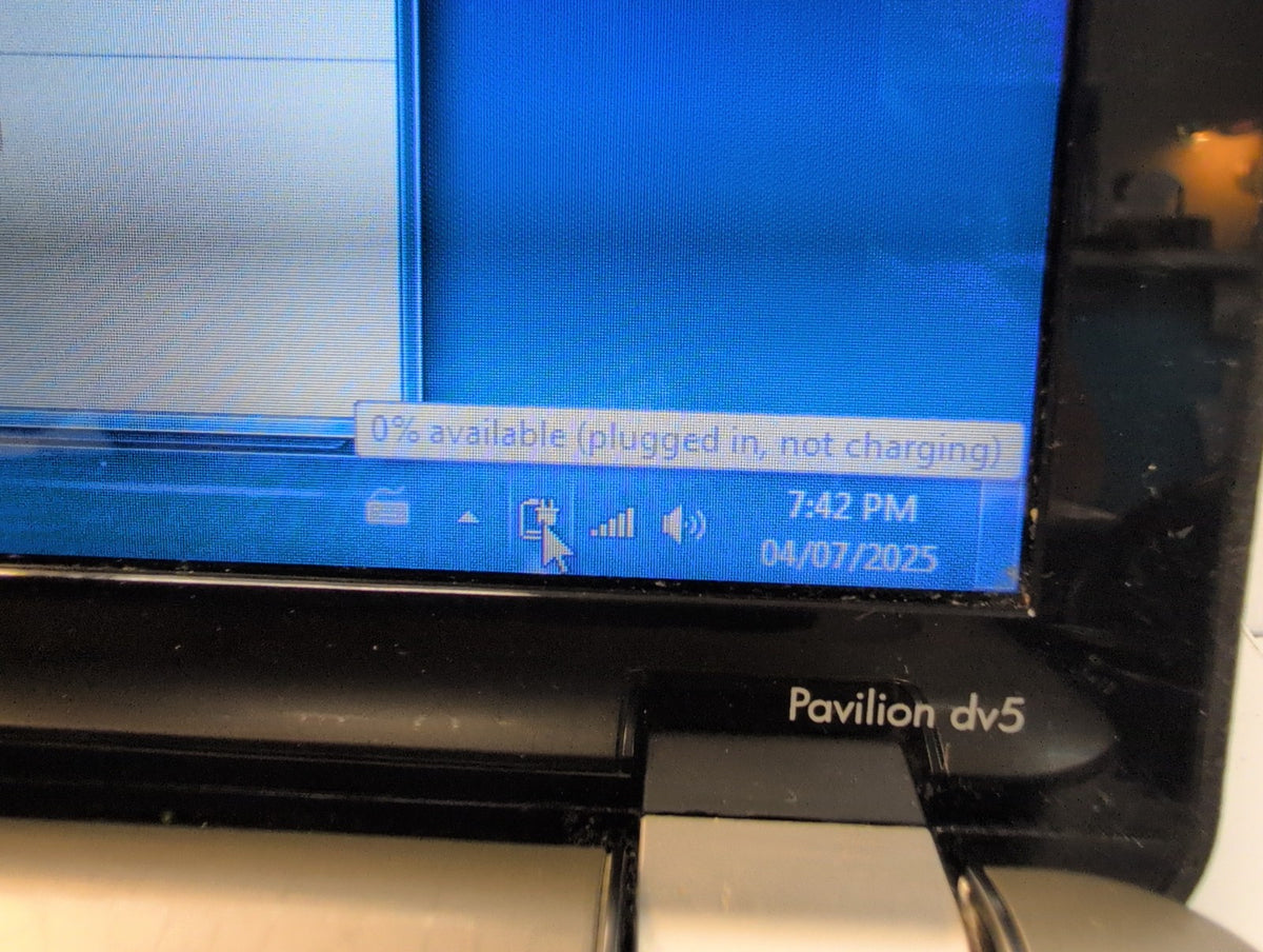 HP Pavilion dv5 Notebook 14" AMD Turion II P540/4GB RAM /500GB HDD/ Win 7 -