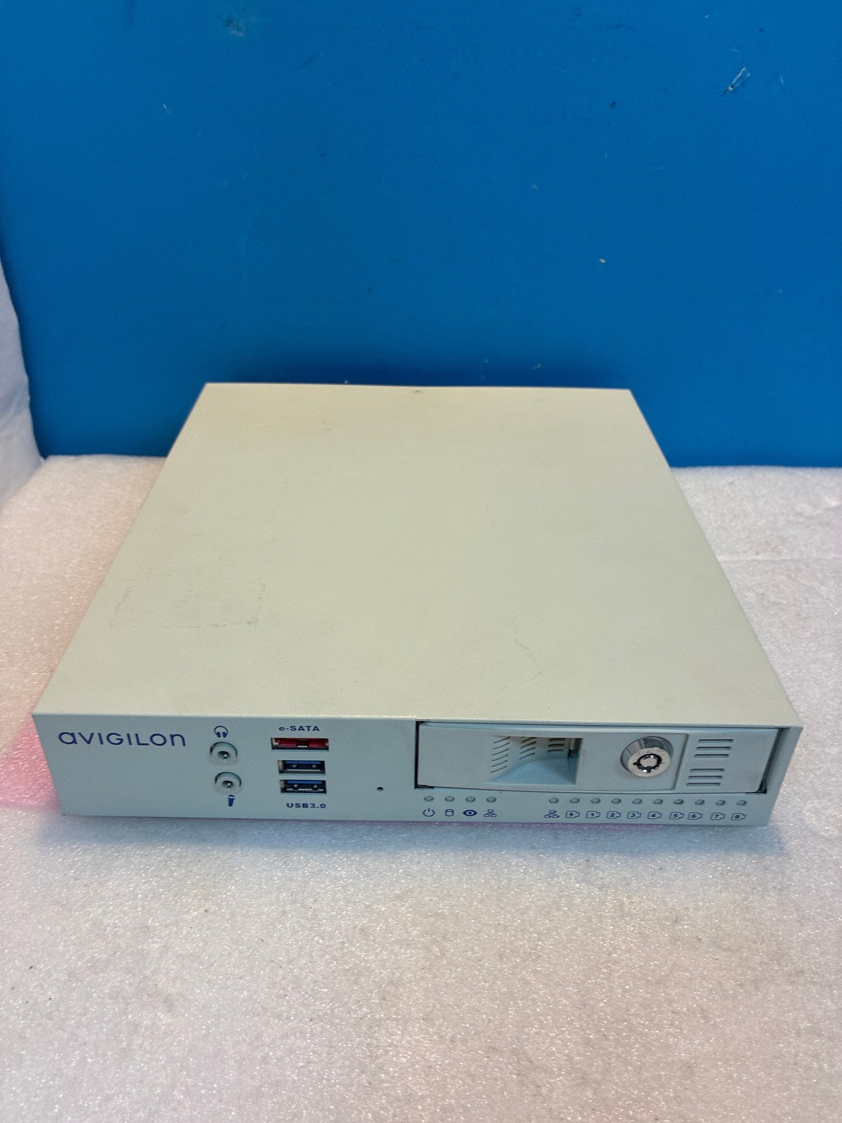 🔥 Avigilon HD Video Appliance VMA-AS2-8P 8-Channel PoE NVR Desktop Unit