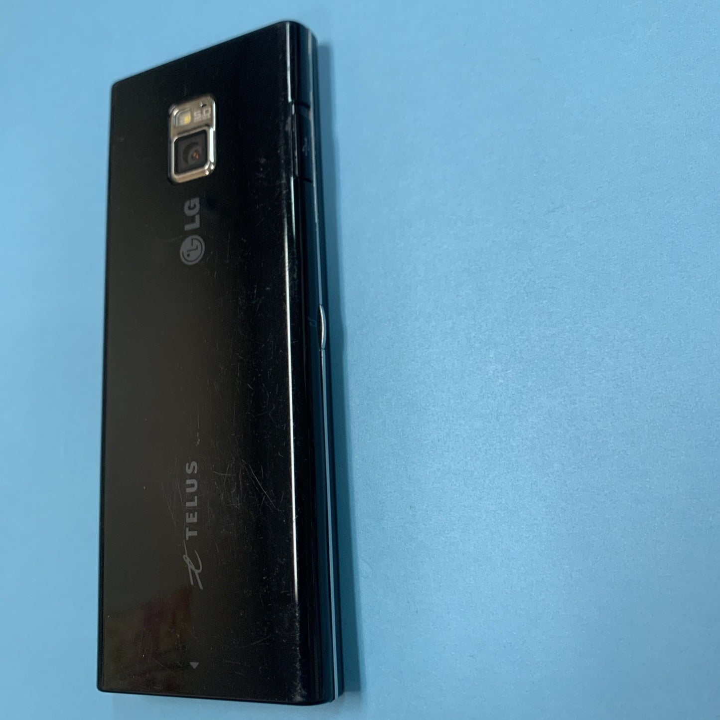 (carrier: Telus) LG BL40 Chocolate phone 4.01″ display 5 MP camera (NO battery)