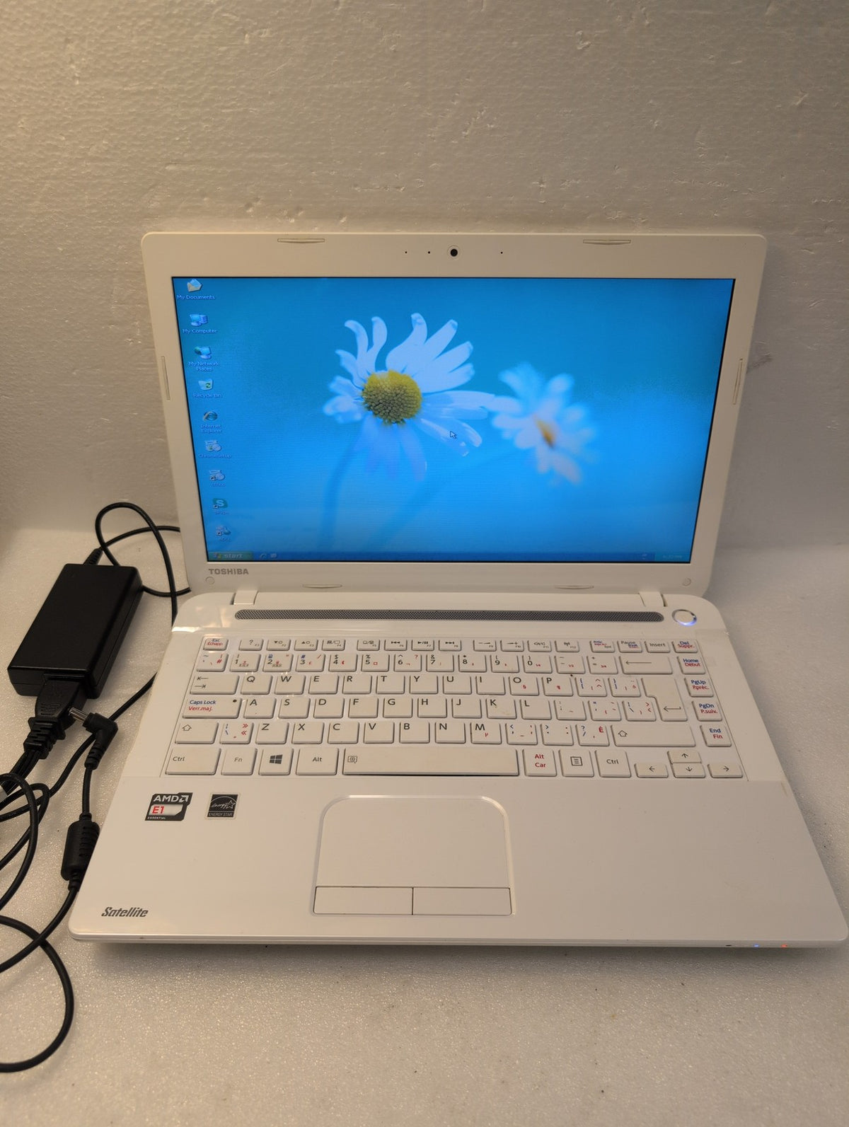 🎸 Toshiba Satellite C40D-A White Laptop AMD E1-2100 14in 2GB RAM 465GB HDD