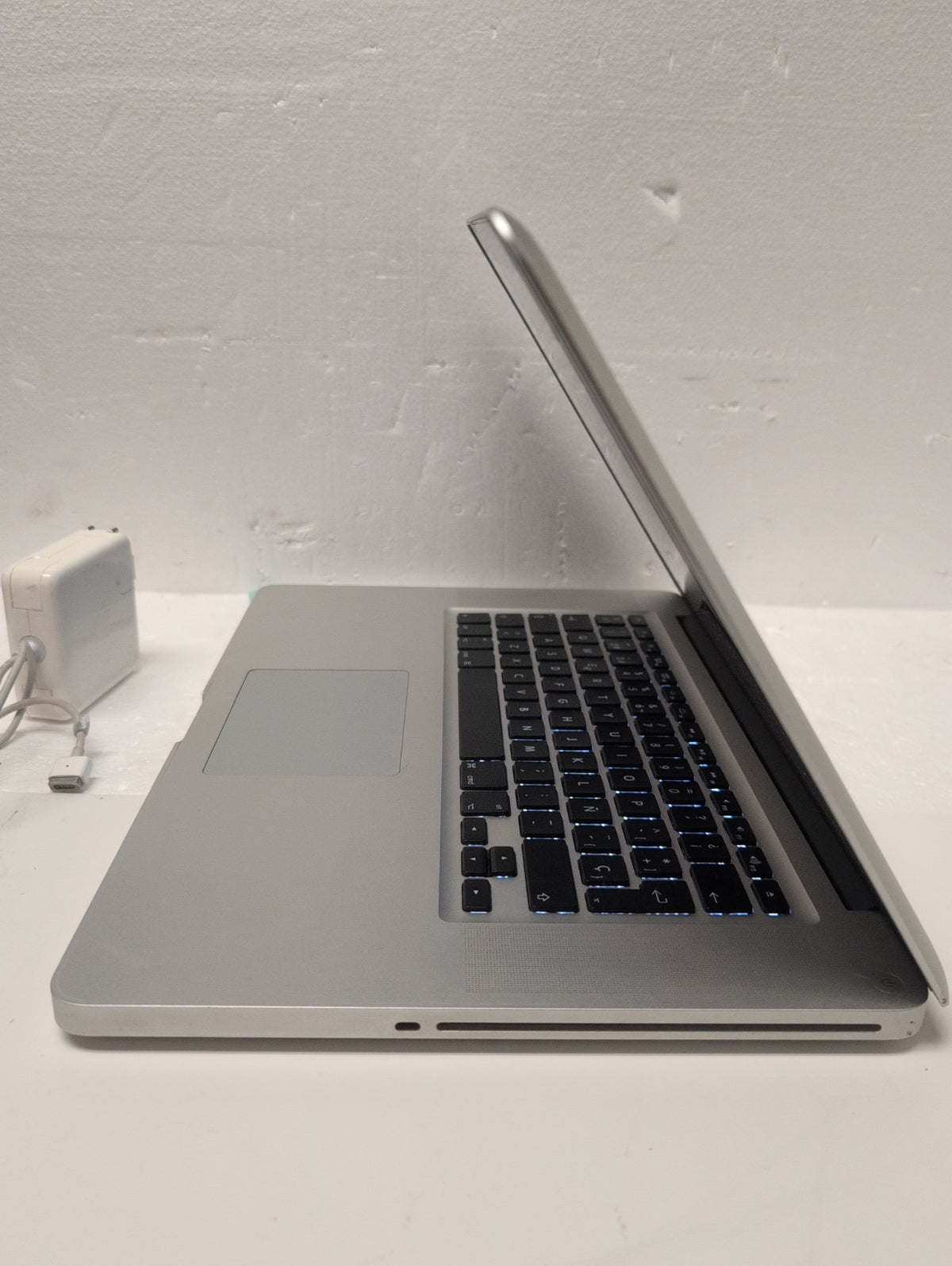 🎸 Apple MacBook Pro 15" A1286 2011  i7- 2.2Ghz /4GB/750GB HDD (Keyboard bad)