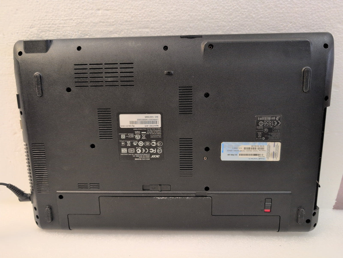 🎸 Acer Aspire 5749 15.6" Laptop Pentuim B950 CPU/3GB  /500GB HDD/WIN XP (READ)