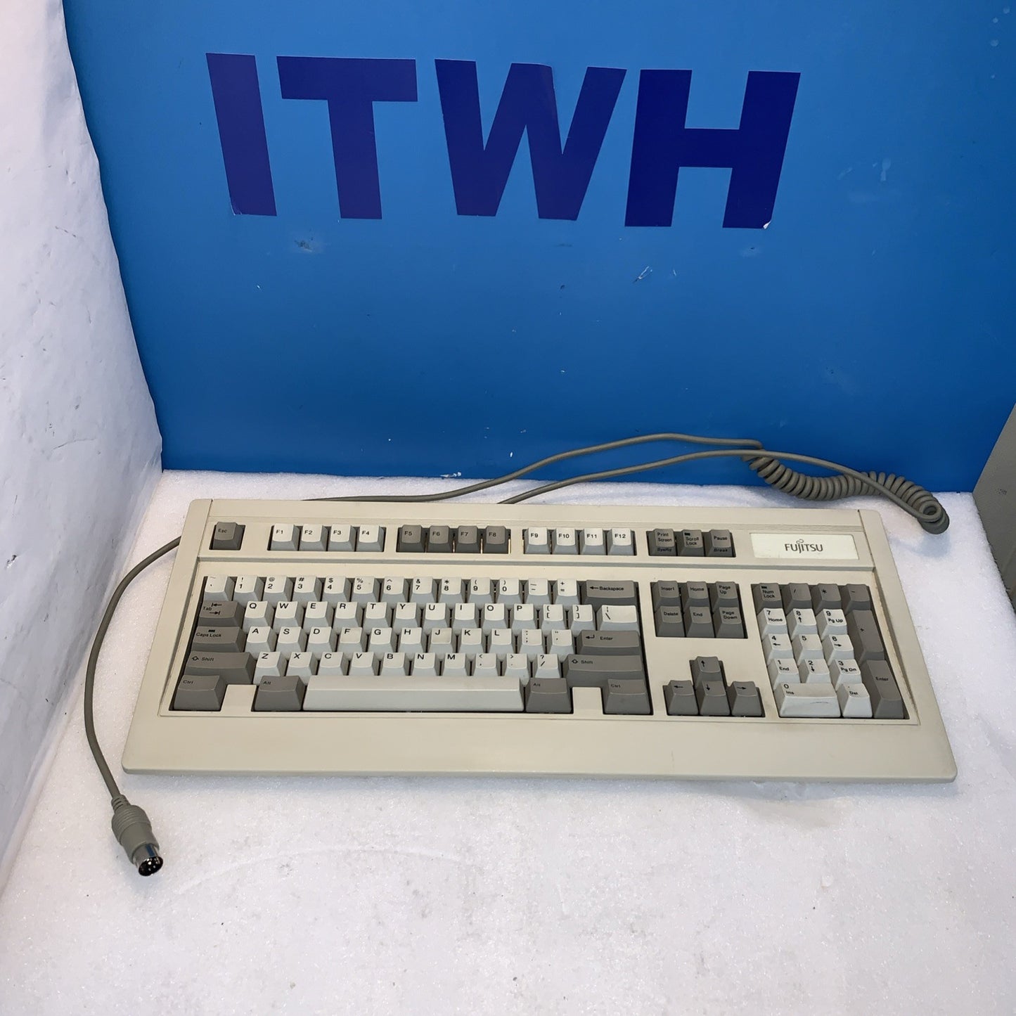 FUJITSU 5-pin KEYBOARD MODEL FKB4700 SERIES P/N: N860-4720-T601 Fully Tested