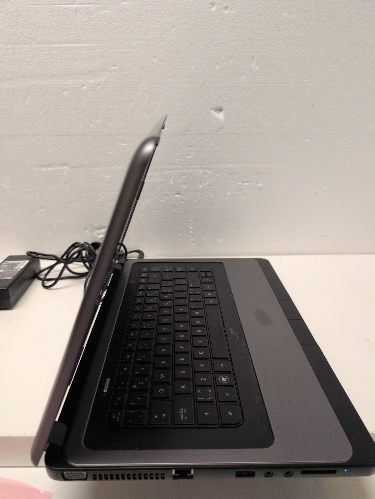 🎸 HP 2000 Notebook PC 15.6in Laptop AMD E-350 CPU/4GB RAM/500GB HDD /Win XP