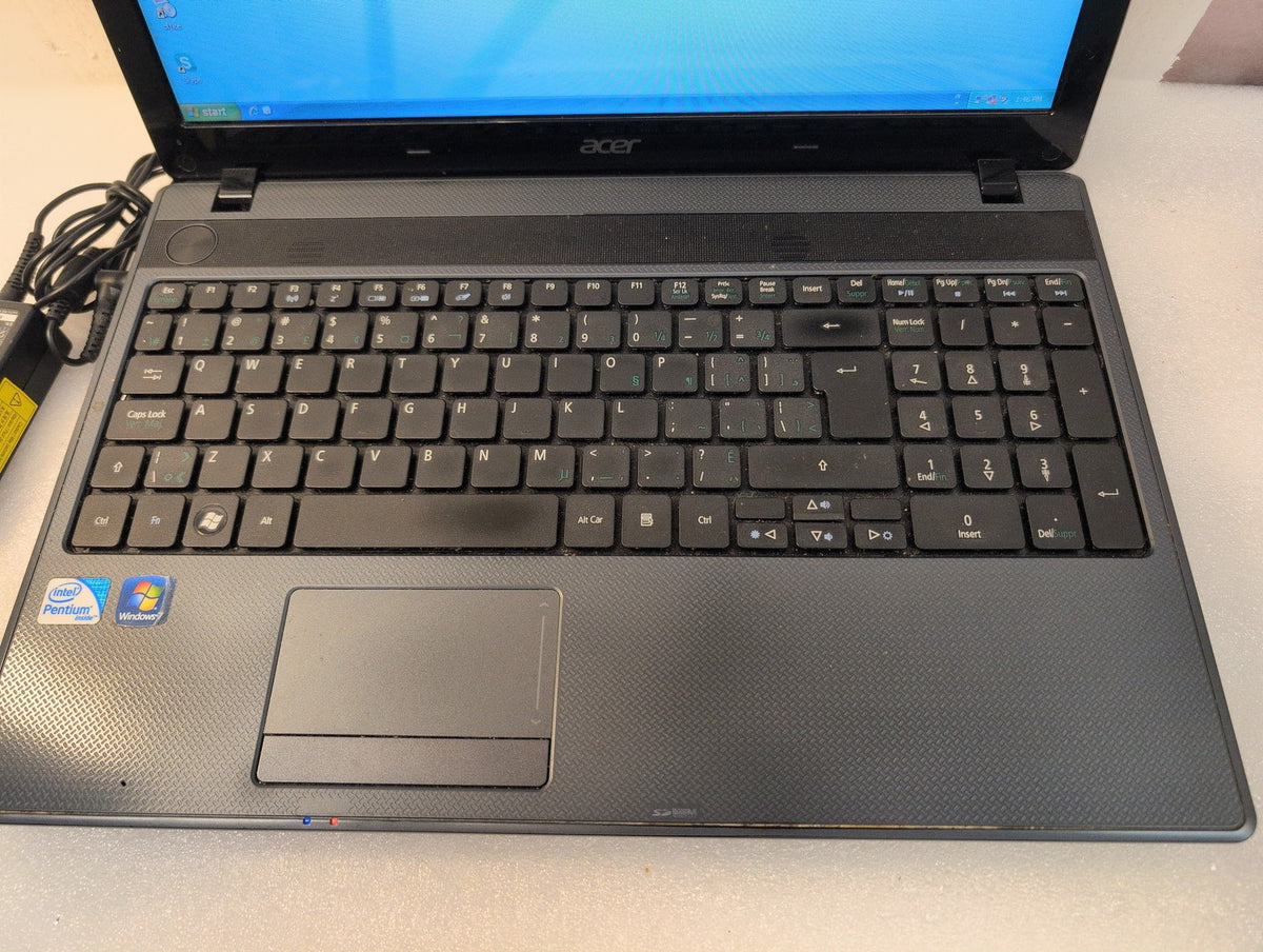 🎸 Acer Aspire 5749 15.6" Laptop Pentuim B950 CPU/3GB  /500GB HDD/WIN XP (READ)