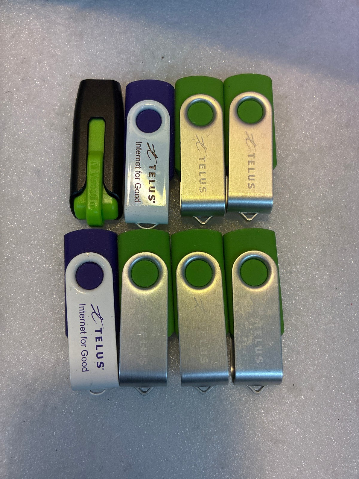 🔥 Lot of 8 USB Flash Drives TELUS Internet for Good Swivel Style 8GB Each