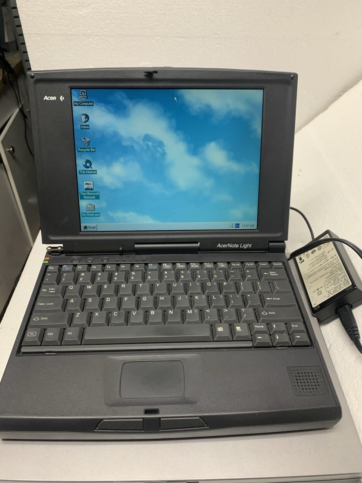 🔥Vintage~ Acer Acernote Light Pentium CPU/16MB RAM/800MB HD/Windows 95 + AC ada