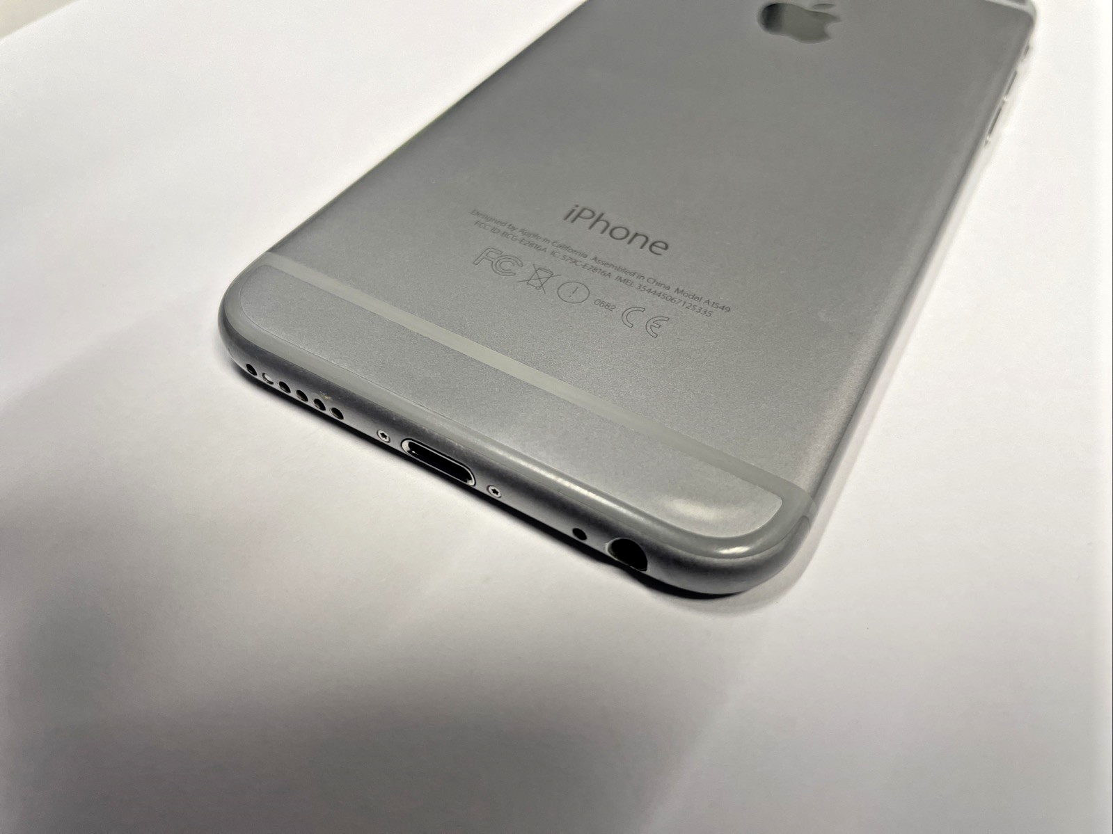 Apple iPhone 6  A1549  - 64GB - Silver (Unlocked)  Minor Scratch +