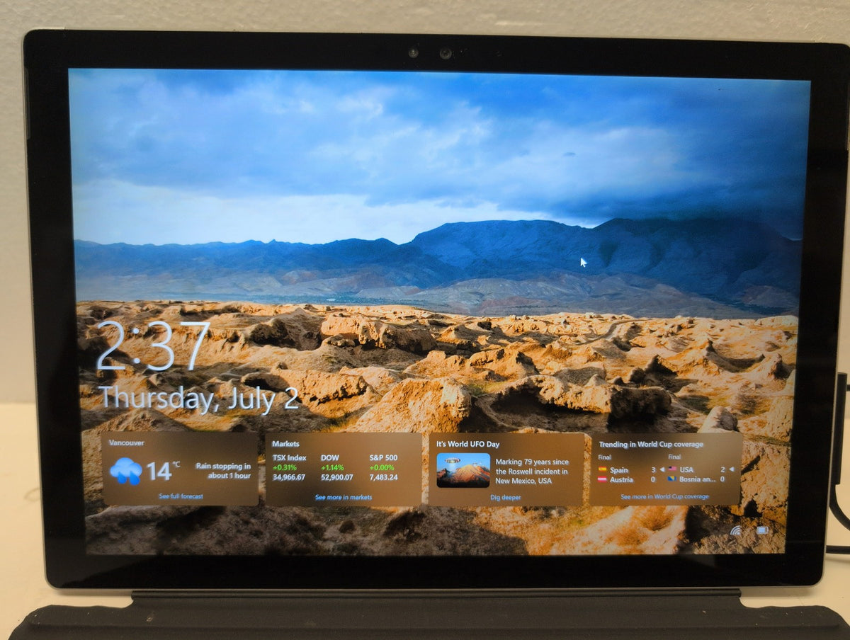 Microsoft Surface Pro 4 1724 i7-6650U 8GB/256GB with Type Cover (Read,issue) -