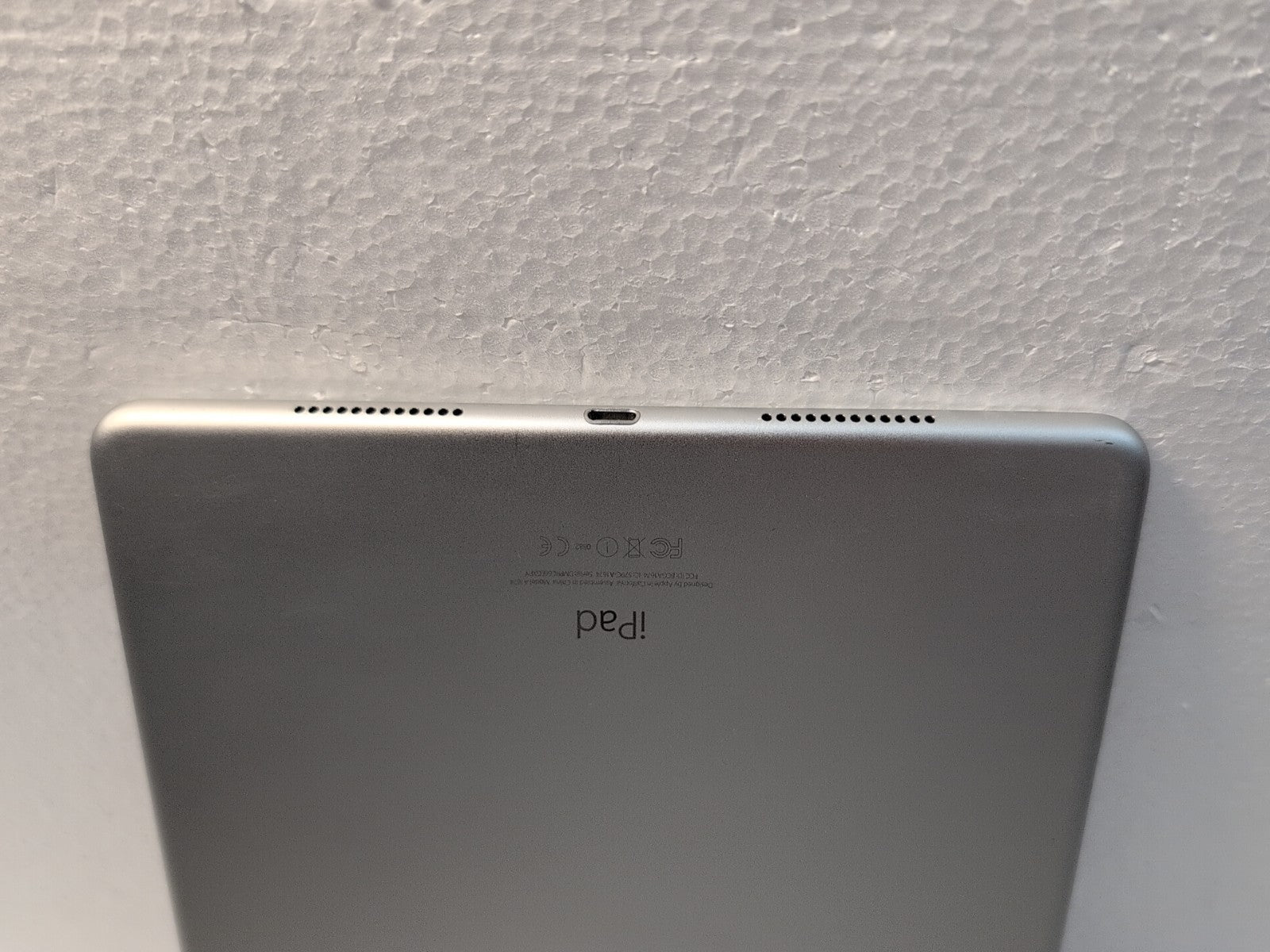 🔥 Apple iPad Pro 9.7-inch A1674 WIFI ONLY 32GB White OS 16.7 (READ)  -
