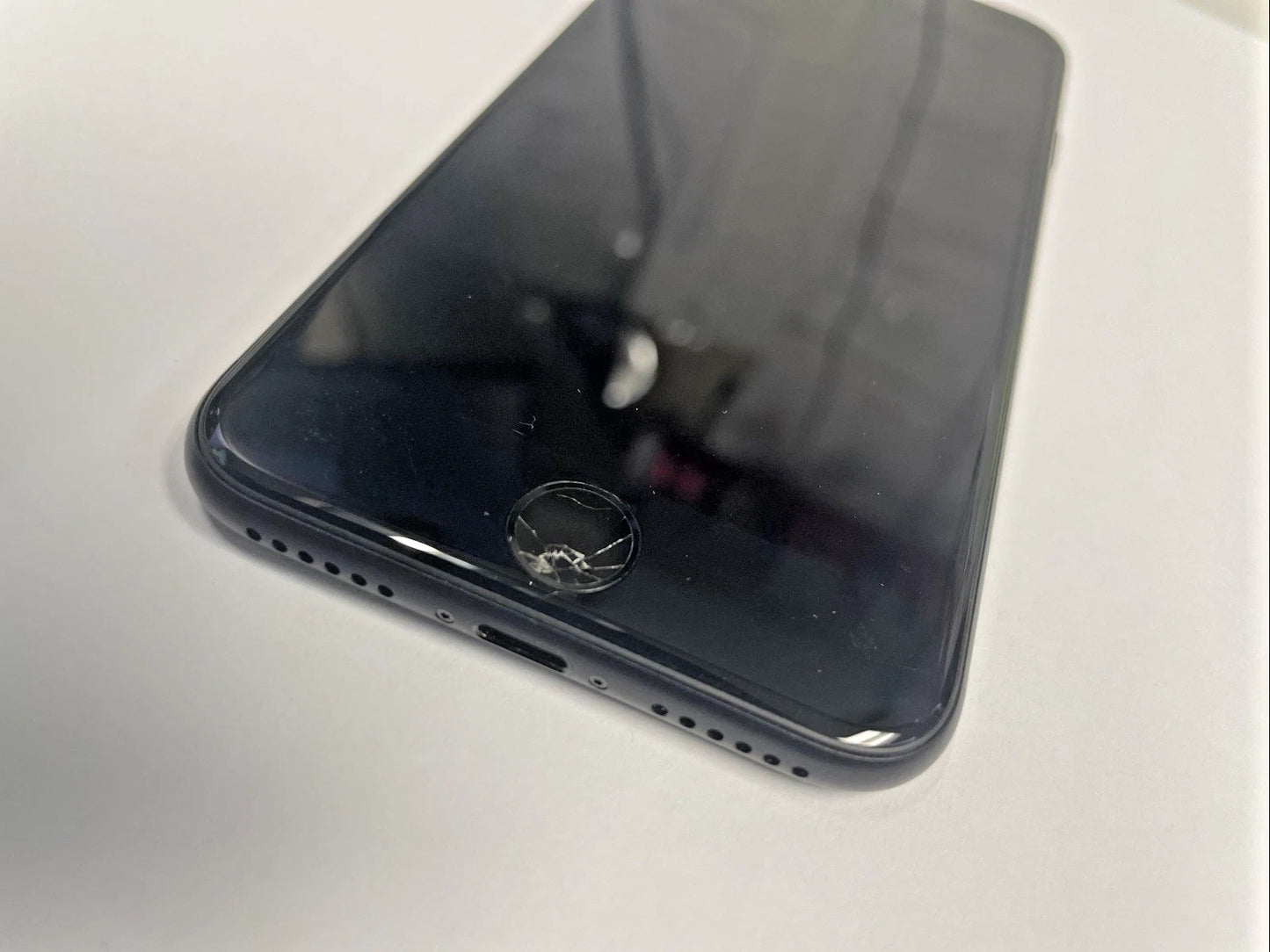 🔥 Apple iPhone SE 2 Black cell phone (Home key cracked)