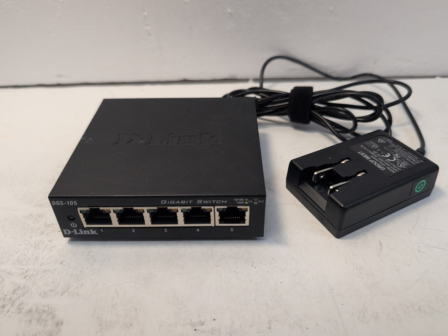 🔥  D-Link DGS-105 5-Port Gigabit Ethernet Switch Metal Desktop Plug & Play  -