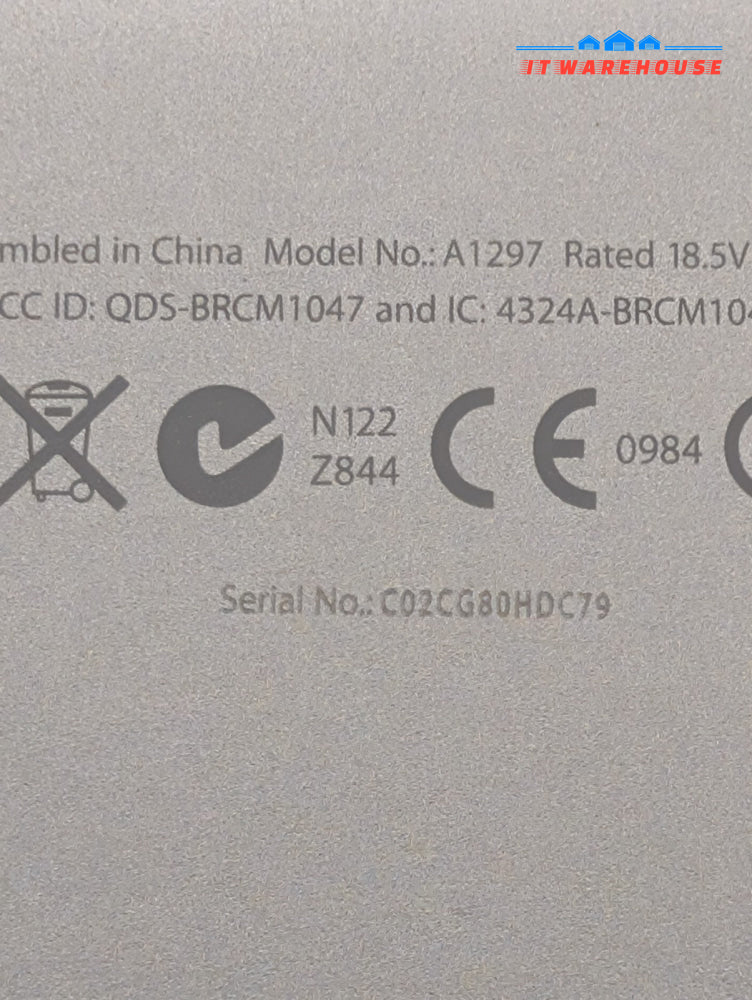 (AS IS) Apple MacBook Pro 2010 17" A1297 ( NO POWER,NO HDD )  -