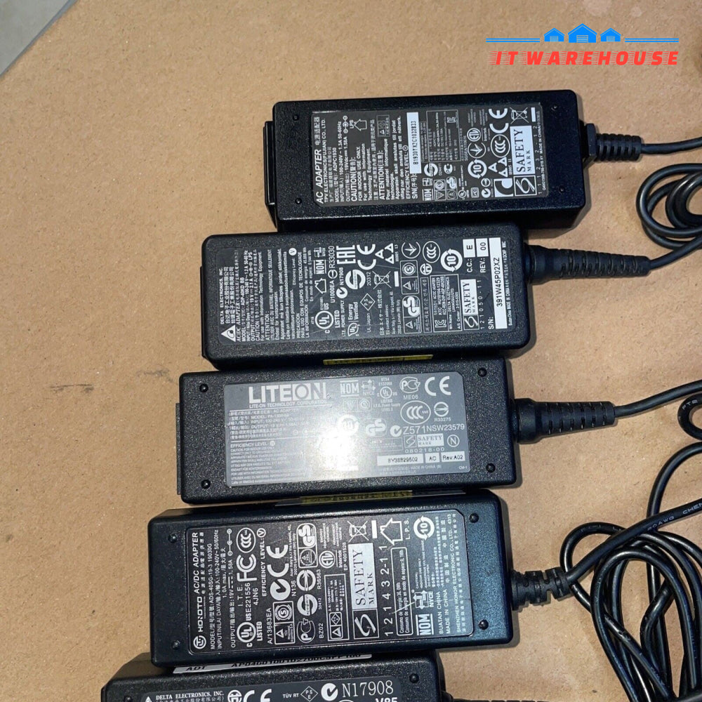 Lot of 8 Laptop HP-A0301R3  and compatible Ac Adapter (19V, 1.58A)