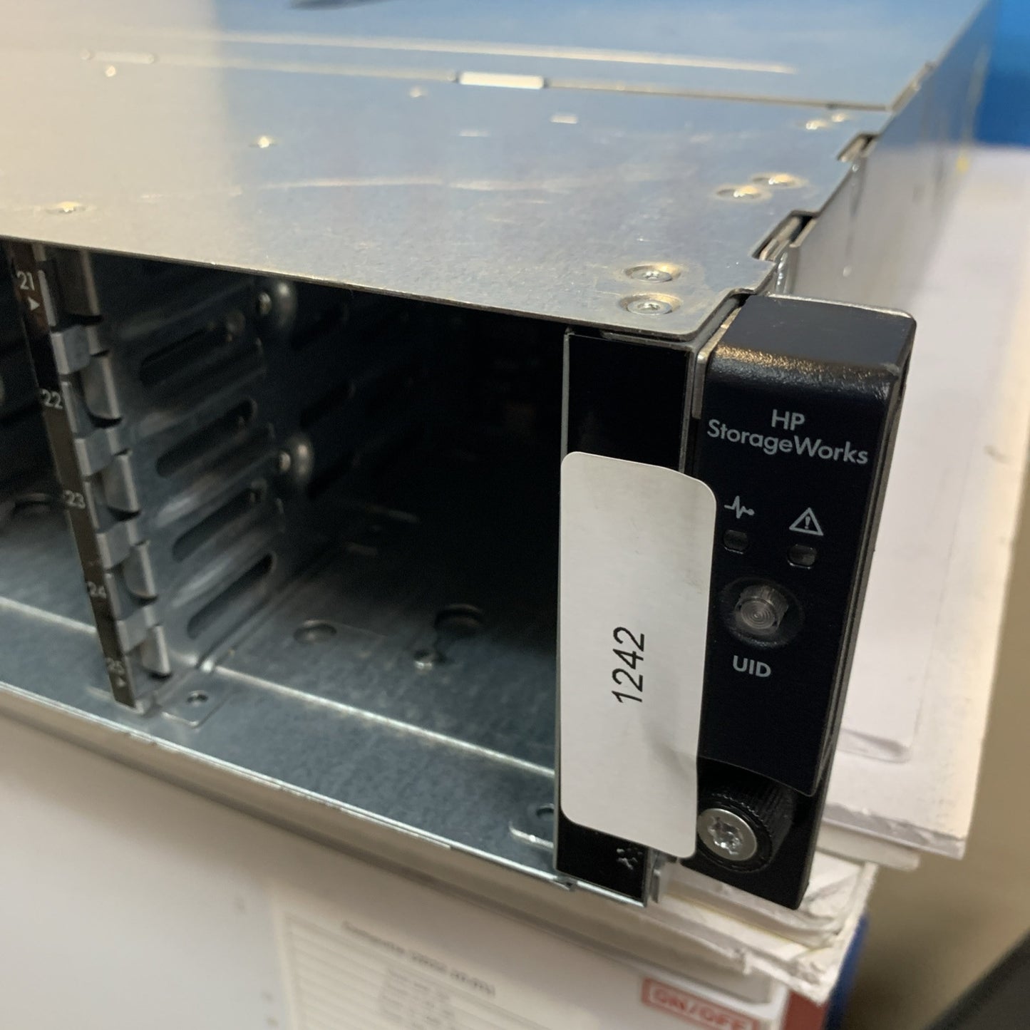 HP StorageWorks D2700 SFF Disk Enclosure  CHASSIS  AJ941-63002