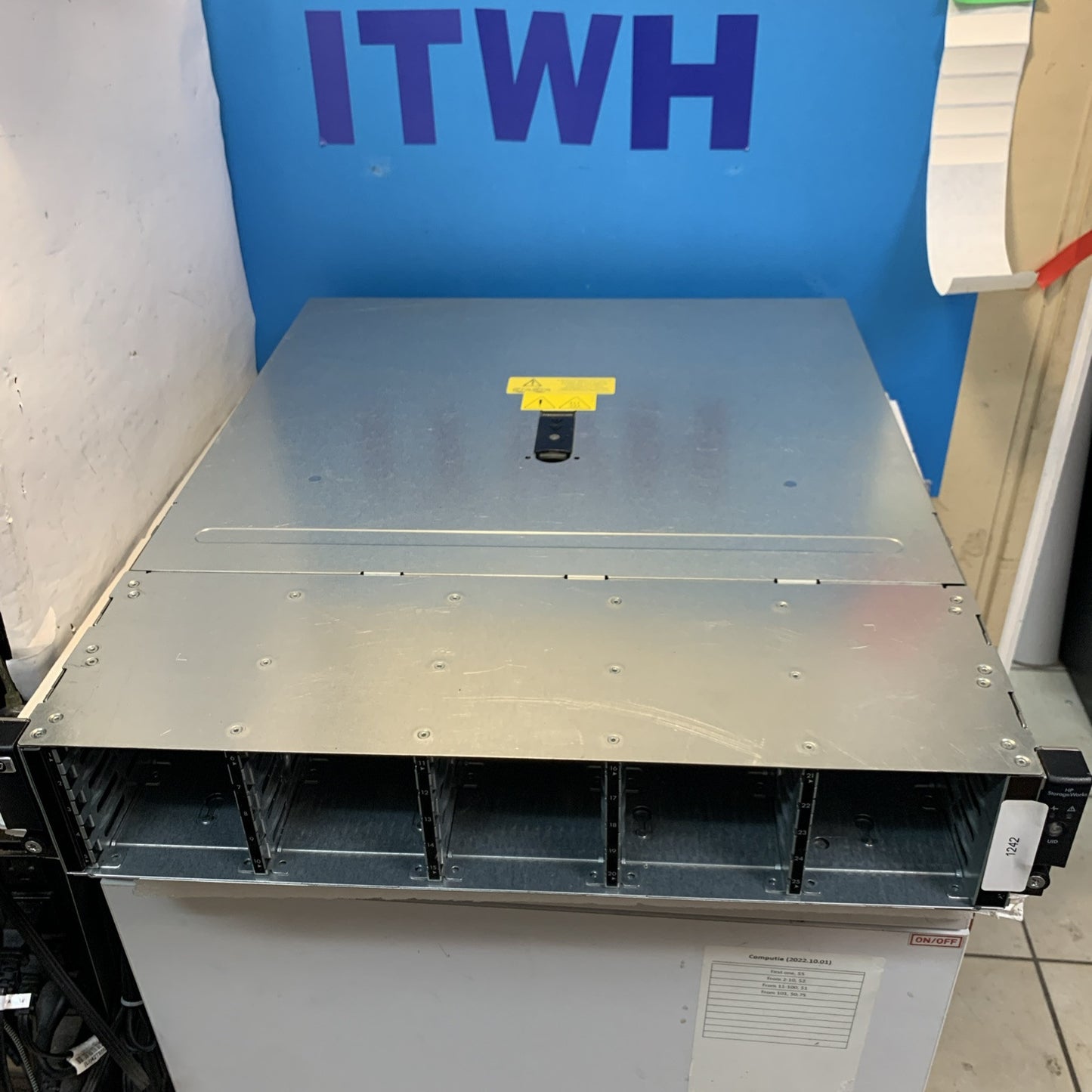 HP StorageWorks D2700 SFF Disk Enclosure  CHASSIS  AJ941-63002
