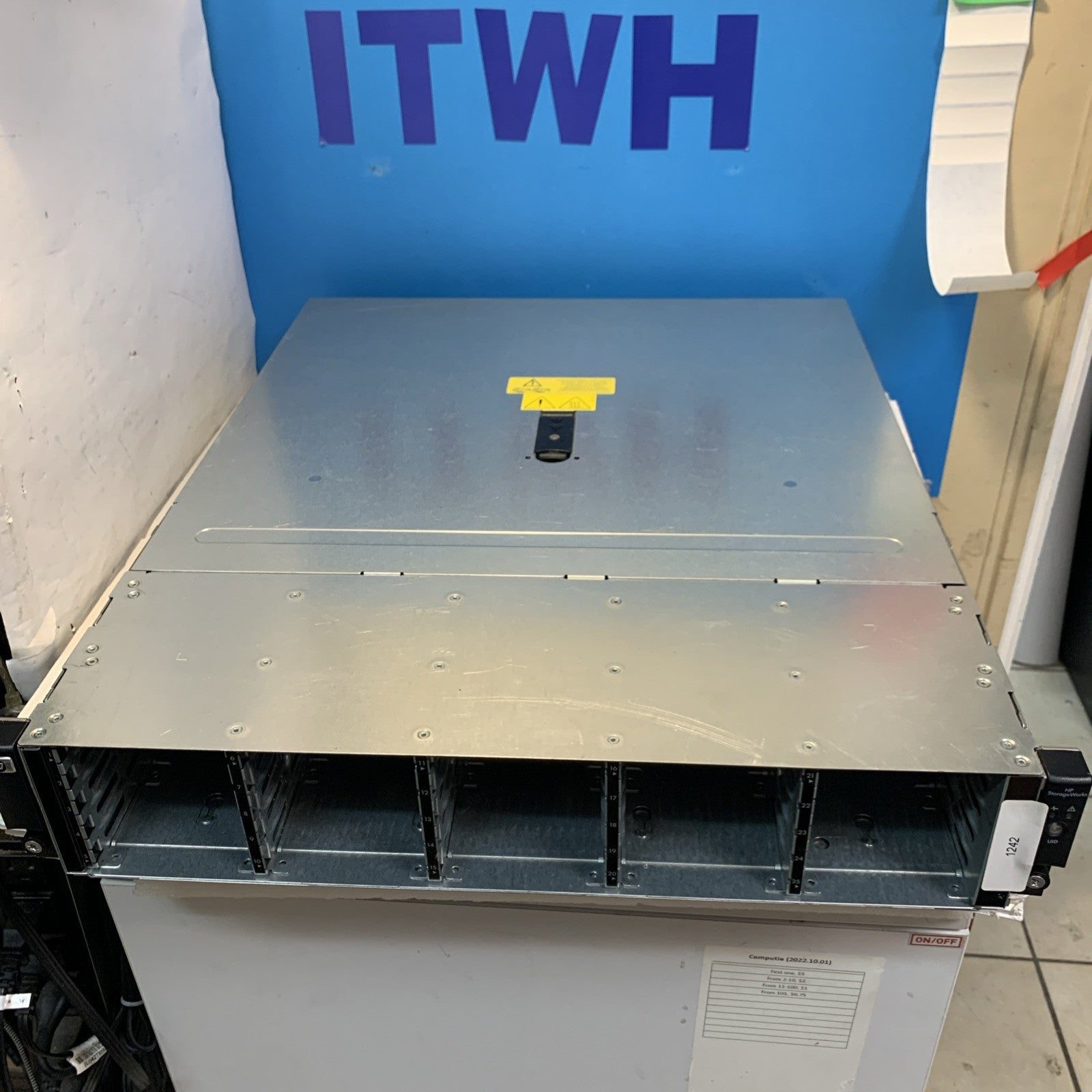 HP StorageWorks D2700 SFF Disk Enclosure  CHASSIS  AJ941-63002