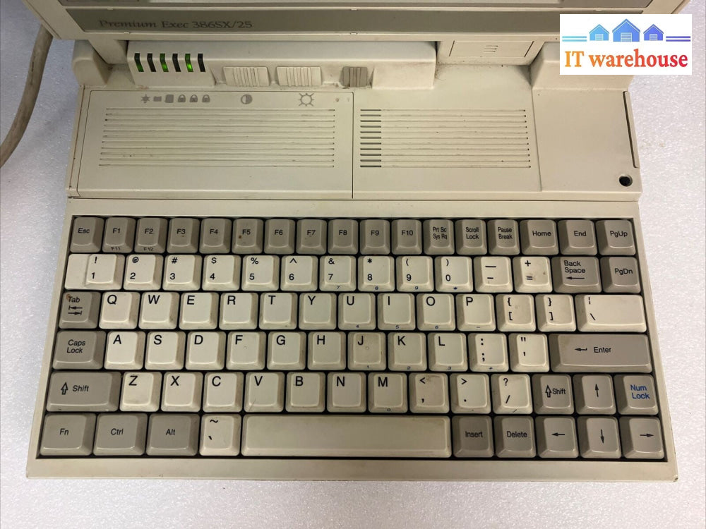 Vintage AST Premium Exec 386SX/25 Laptop Computer  (Parts or repir, display use)